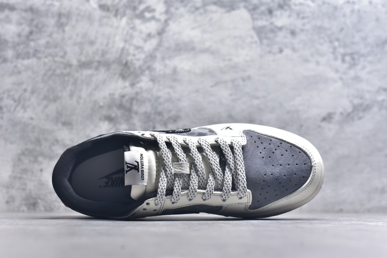 图片[4]-#海外爆款限量发售！Nike SB Dunk Low“LV联名——金属灰猪八” 周年高端定制 低帮休闲板鞋 定制鞋盒 大厂纯原品质出货 超高清洁度 皮料切割干净无任何毛边 细节完美 货号：CX5050-Y17 尺码：36 36.5 37.5 38 38.5 39 40 40.5 41 42 42.5 43 44 44.5 45-选品中心