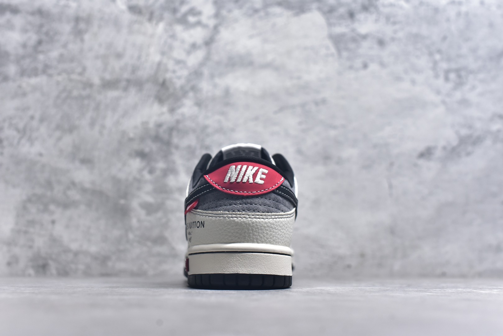 图片[5]-#海外爆款限量发售！Nike SB Dunk Low“LV联名——金属灰猪八” 周年高端定制 低帮休闲板鞋 定制鞋盒 大厂纯原品质出货 超高清洁度 皮料切割干净无任何毛边 细节完美 货号：CX5050-Y17 尺码：36 36.5 37.5 38 38.5 39 40 40.5 41 42 42.5 43 44 44.5 45-选品中心