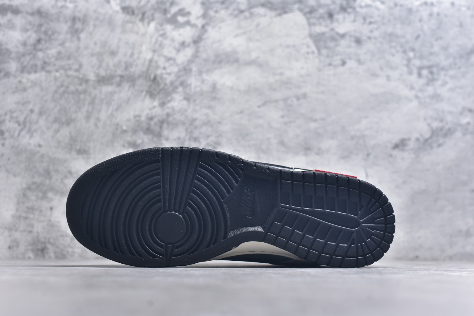 图片[6]-#海外爆款限量发售！Nike SB Dunk Low“LV联名——金属灰猪八” 周年高端定制 低帮休闲板鞋 定制鞋盒 大厂纯原品质出货 超高清洁度 皮料切割干净无任何毛边 细节完美 货号：CX5050-Y17 尺码：36 36.5 37.5 38 38.5 39 40 40.5 41 42 42.5 43 44 44.5 45-选品中心