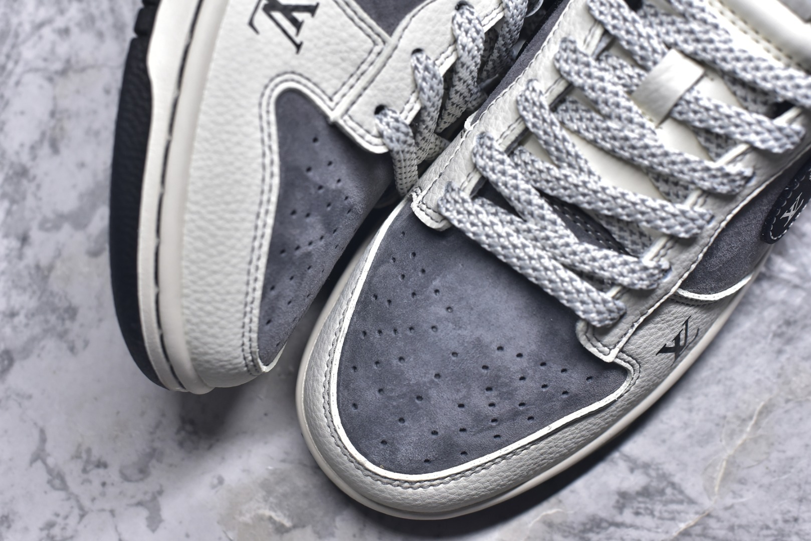 图片[8]-#海外爆款限量发售！Nike SB Dunk Low“LV联名——金属灰猪八” 周年高端定制 低帮休闲板鞋 定制鞋盒 大厂纯原品质出货 超高清洁度 皮料切割干净无任何毛边 细节完美 货号：CX5050-Y17 尺码：36 36.5 37.5 38 38.5 39 40 40.5 41 42 42.5 43 44 44.5 45-选品中心