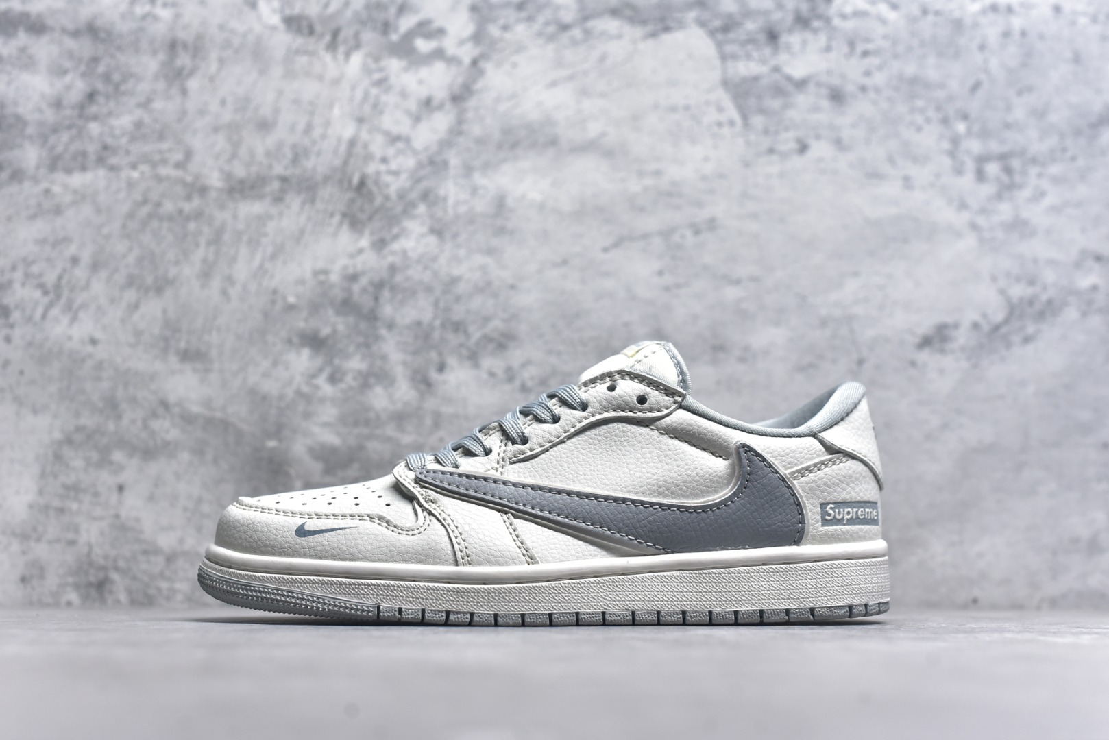#海外爆款限量发售！Travis Scott x Fragment Design x Jordan Air Jordan 1 Low OG SP “Supreme联名-米灰” 多方联名合作融合了Travi灰勾s Scott 独特的音乐风格，藤原浩个性的设计风格以及Jordan品牌的经典元素 使其成为一双具有独特身份和价值的鞋子 清新而立体的外观加上联名标识更突出了其独特身份 这种配色方案显示出活力和时尚感 在视觉上引人注目 鞋身的质感和细腻的细节处理使其显得高端而格调十足 这款“倒钩”联名是设计与创意完美结合 融合多方的个性风格是一款备受瞩目的潮流鞋款 低帮休闲板鞋 定制鞋盒 大厂纯原品质出货 超高清洁度 皮料切割干净无任何毛边 细节完美 货号：JW1188-155 尺码：36 36.5 37.5 38 38.5 39 40 40.5 41 42 42.5 43 44 44.5 45-选品中心