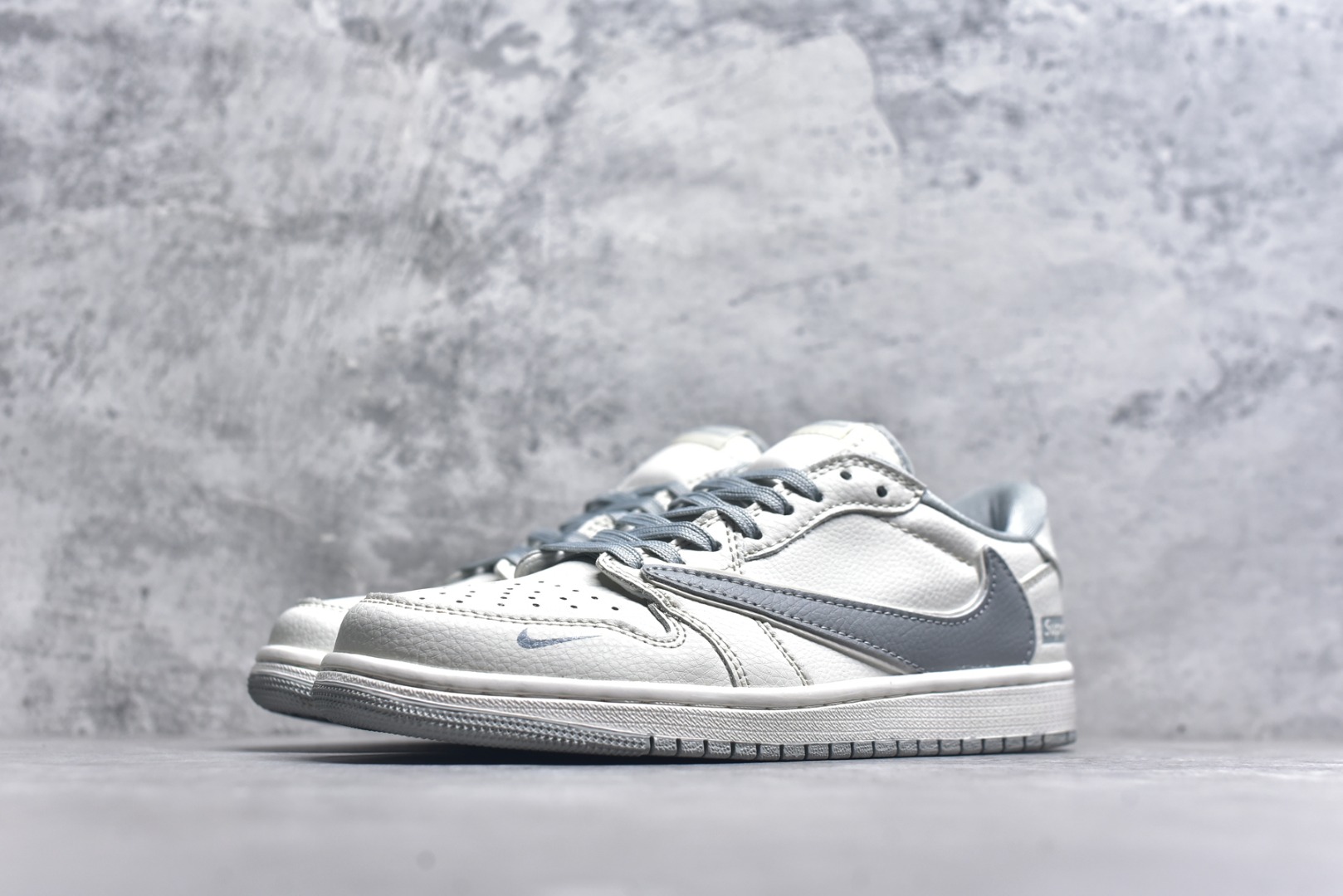 图片[2]-#海外爆款限量发售！Travis Scott x Fragment Design x Jordan Air Jordan 1 Low OG SP “Supreme联名-米灰” 多方联名合作融合了Travi灰勾s Scott 独特的音乐风格，藤原浩个性的设计风格以及Jordan品牌的经典元素 使其成为一双具有独特身份和价值的鞋子 清新而立体的外观加上联名标识更突出了其独特身份 这种配色方案显示出活力和时尚感 在视觉上引人注目 鞋身的质感和细腻的细节处理使其显得高端而格调十足 这款“倒钩”联名是设计与创意完美结合 融合多方的个性风格是一款备受瞩目的潮流鞋款 低帮休闲板鞋 定制鞋盒 大厂纯原品质出货 超高清洁度 皮料切割干净无任何毛边 细节完美 货号：JW1188-155 尺码：36 36.5 37.5 38 38.5 39 40 40.5 41 42 42.5 43 44 44.5 45-选品中心