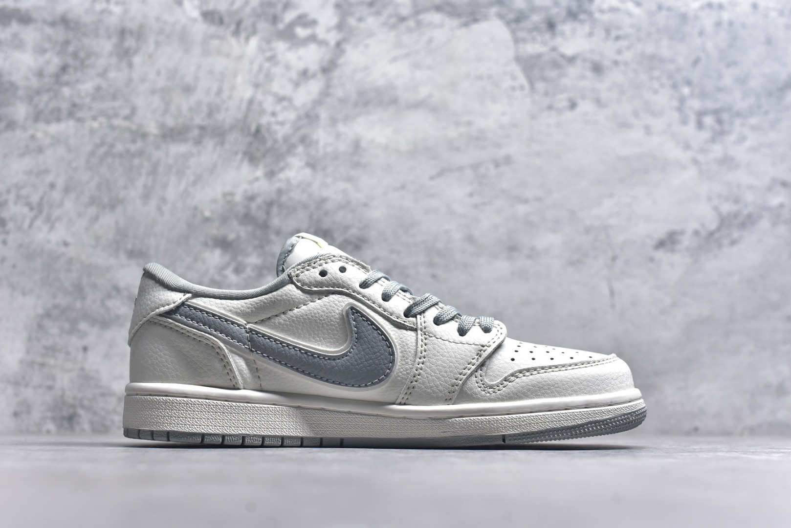 图片[3]-#海外爆款限量发售！Travis Scott x Fragment Design x Jordan Air Jordan 1 Low OG SP “Supreme联名-米灰” 多方联名合作融合了Travi灰勾s Scott 独特的音乐风格，藤原浩个性的设计风格以及Jordan品牌的经典元素 使其成为一双具有独特身份和价值的鞋子 清新而立体的外观加上联名标识更突出了其独特身份 这种配色方案显示出活力和时尚感 在视觉上引人注目 鞋身的质感和细腻的细节处理使其显得高端而格调十足 这款“倒钩”联名是设计与创意完美结合 融合多方的个性风格是一款备受瞩目的潮流鞋款 低帮休闲板鞋 定制鞋盒 大厂纯原品质出货 超高清洁度 皮料切割干净无任何毛边 细节完美 货号：JW1188-155 尺码：36 36.5 37.5 38 38.5 39 40 40.5 41 42 42.5 43 44 44.5 45-选品中心