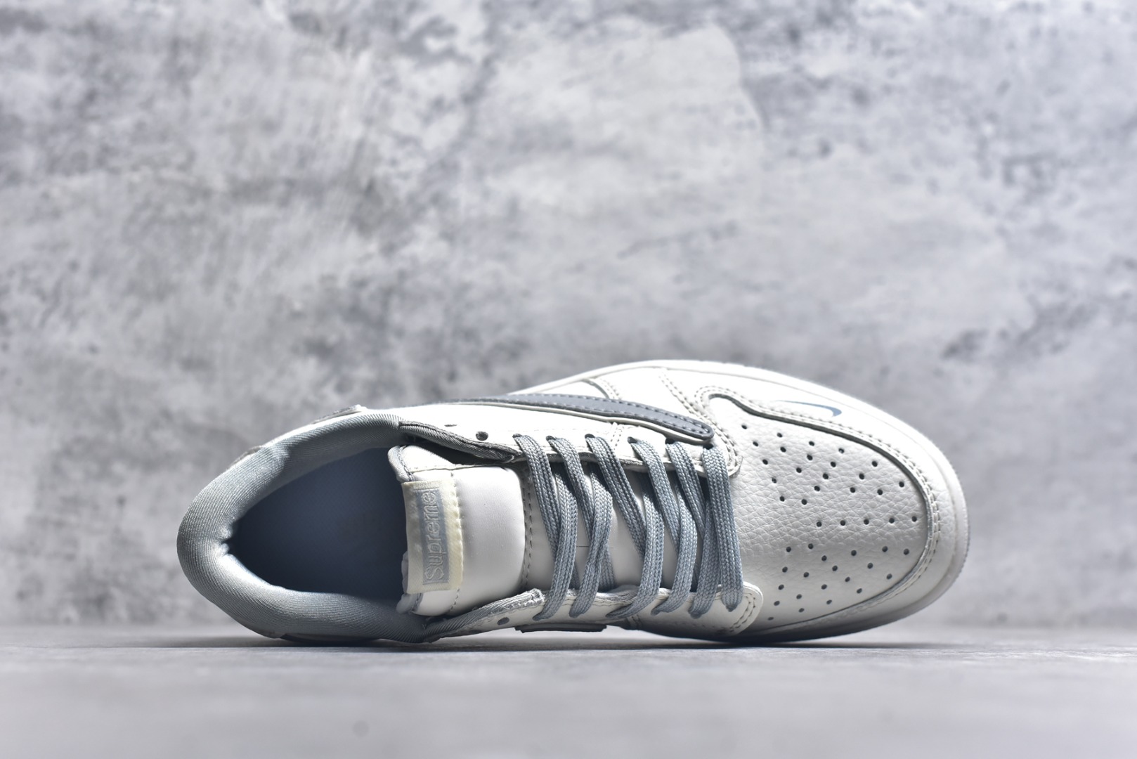 图片[4]-#海外爆款限量发售！Travis Scott x Fragment Design x Jordan Air Jordan 1 Low OG SP “Supreme联名-米灰” 多方联名合作融合了Travi灰勾s Scott 独特的音乐风格，藤原浩个性的设计风格以及Jordan品牌的经典元素 使其成为一双具有独特身份和价值的鞋子 清新而立体的外观加上联名标识更突出了其独特身份 这种配色方案显示出活力和时尚感 在视觉上引人注目 鞋身的质感和细腻的细节处理使其显得高端而格调十足 这款“倒钩”联名是设计与创意完美结合 融合多方的个性风格是一款备受瞩目的潮流鞋款 低帮休闲板鞋 定制鞋盒 大厂纯原品质出货 超高清洁度 皮料切割干净无任何毛边 细节完美 货号：JW1188-155 尺码：36 36.5 37.5 38 38.5 39 40 40.5 41 42 42.5 43 44 44.5 45-选品中心