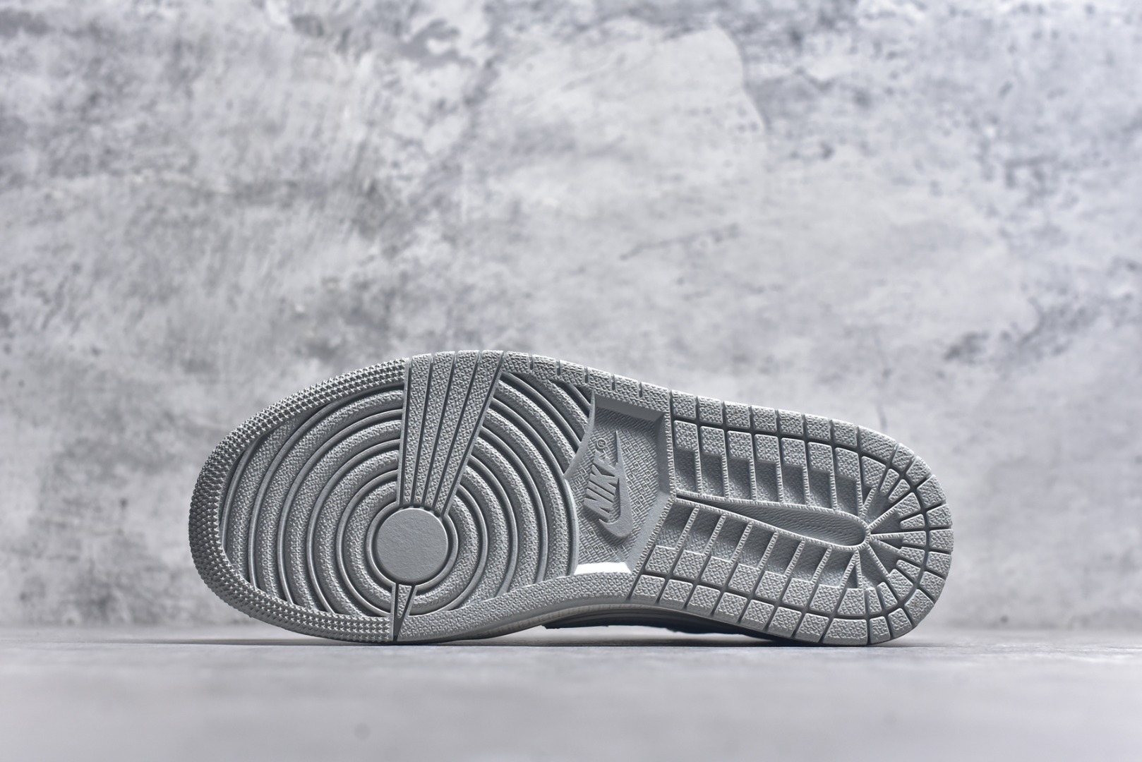 图片[6]-#海外爆款限量发售！Travis Scott x Fragment Design x Jordan Air Jordan 1 Low OG SP “Supreme联名-米灰” 多方联名合作融合了Travi灰勾s Scott 独特的音乐风格，藤原浩个性的设计风格以及Jordan品牌的经典元素 使其成为一双具有独特身份和价值的鞋子 清新而立体的外观加上联名标识更突出了其独特身份 这种配色方案显示出活力和时尚感 在视觉上引人注目 鞋身的质感和细腻的细节处理使其显得高端而格调十足 这款“倒钩”联名是设计与创意完美结合 融合多方的个性风格是一款备受瞩目的潮流鞋款 低帮休闲板鞋 定制鞋盒 大厂纯原品质出货 超高清洁度 皮料切割干净无任何毛边 细节完美 货号：JW1188-155 尺码：36 36.5 37.5 38 38.5 39 40 40.5 41 42 42.5 43 44 44.5 45-选品中心