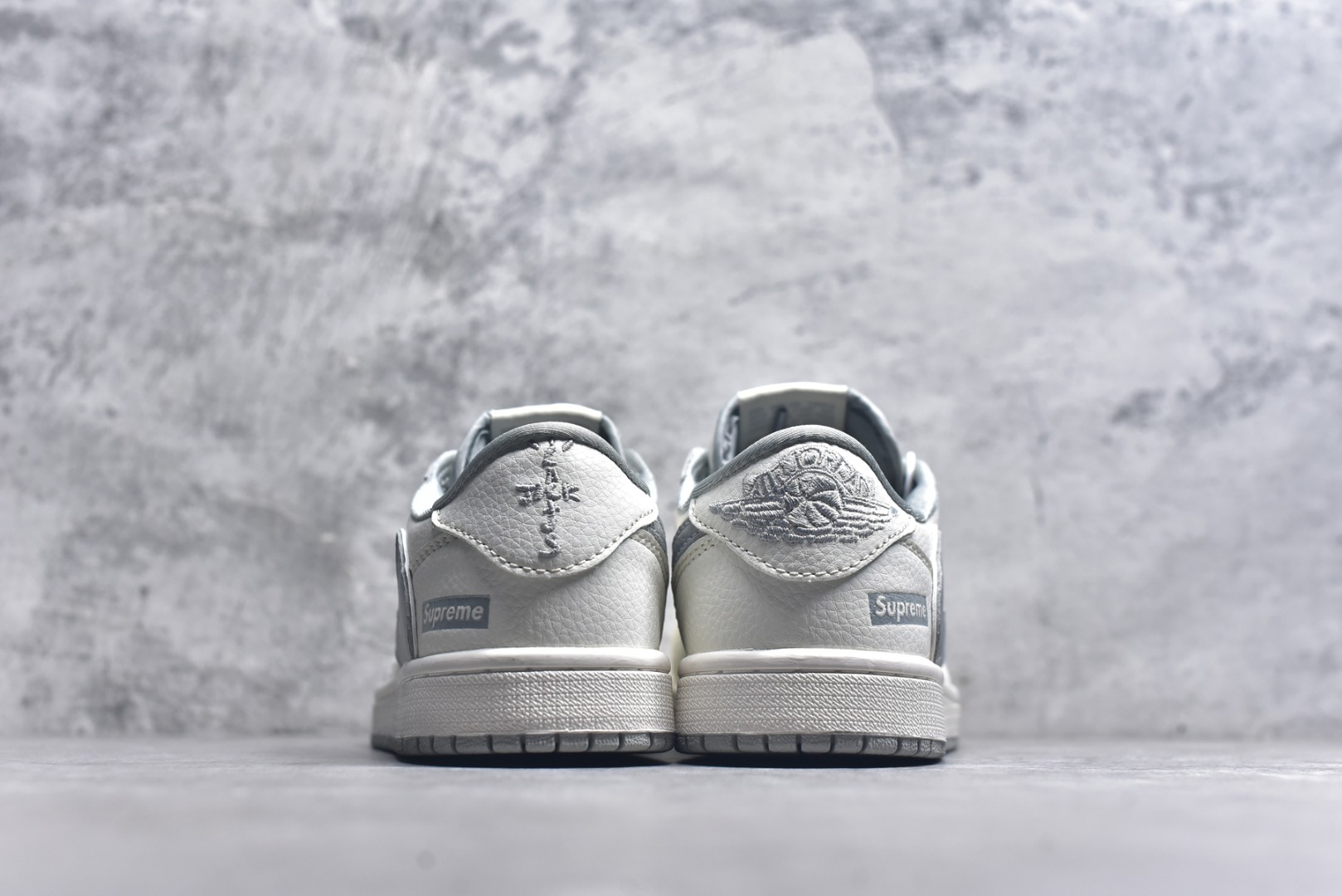 图片[5]-#海外爆款限量发售！Travis Scott x Fragment Design x Jordan Air Jordan 1 Low OG SP “Supreme联名-米灰” 多方联名合作融合了Travi灰勾s Scott 独特的音乐风格，藤原浩个性的设计风格以及Jordan品牌的经典元素 使其成为一双具有独特身份和价值的鞋子 清新而立体的外观加上联名标识更突出了其独特身份 这种配色方案显示出活力和时尚感 在视觉上引人注目 鞋身的质感和细腻的细节处理使其显得高端而格调十足 这款“倒钩”联名是设计与创意完美结合 融合多方的个性风格是一款备受瞩目的潮流鞋款 低帮休闲板鞋 定制鞋盒 大厂纯原品质出货 超高清洁度 皮料切割干净无任何毛边 细节完美 货号：JW1188-155 尺码：36 36.5 37.5 38 38.5 39 40 40.5 41 42 42.5 43 44 44.5 45-选品中心