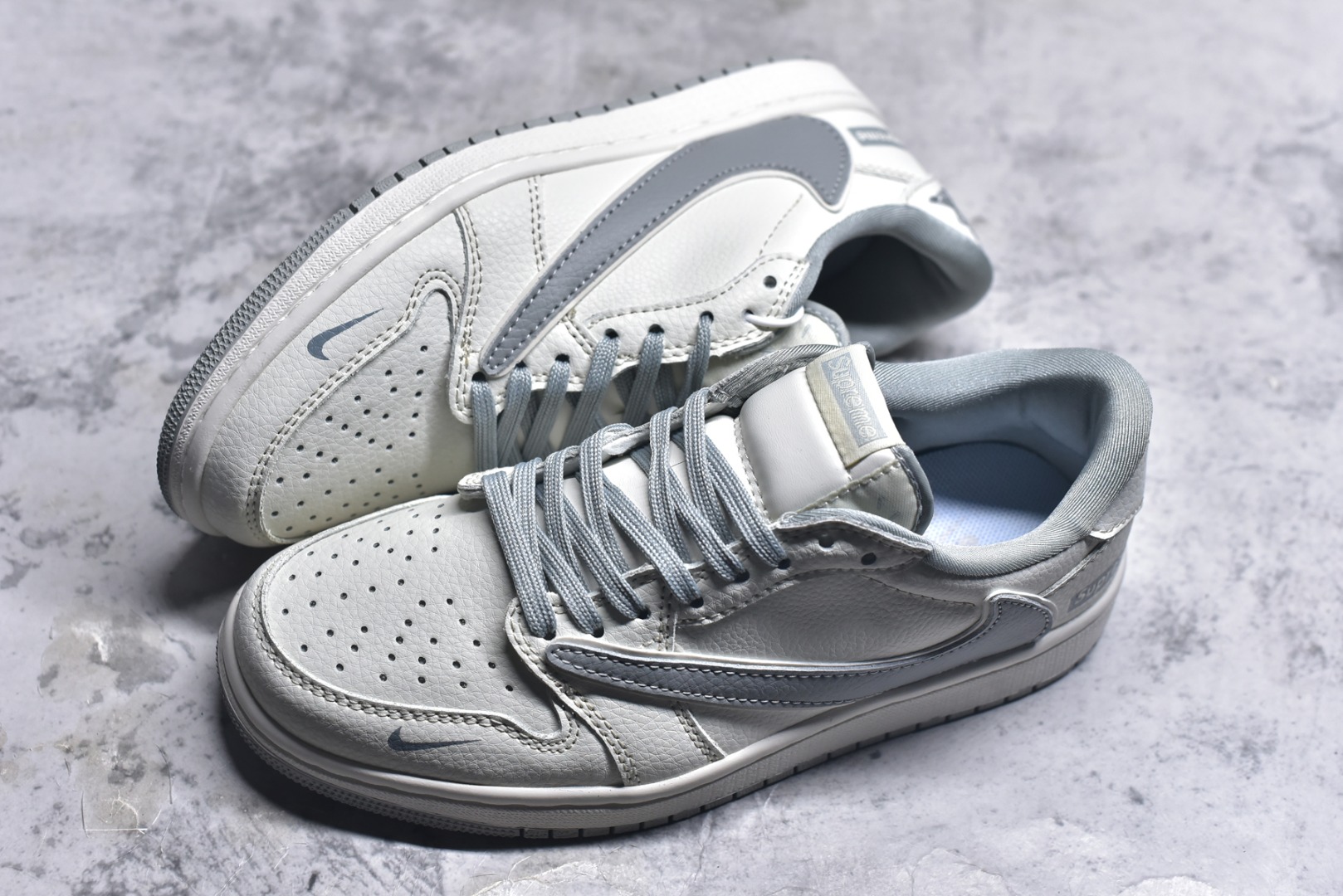 图片[7]-#海外爆款限量发售！Travis Scott x Fragment Design x Jordan Air Jordan 1 Low OG SP “Supreme联名-米灰” 多方联名合作融合了Travi灰勾s Scott 独特的音乐风格，藤原浩个性的设计风格以及Jordan品牌的经典元素 使其成为一双具有独特身份和价值的鞋子 清新而立体的外观加上联名标识更突出了其独特身份 这种配色方案显示出活力和时尚感 在视觉上引人注目 鞋身的质感和细腻的细节处理使其显得高端而格调十足 这款“倒钩”联名是设计与创意完美结合 融合多方的个性风格是一款备受瞩目的潮流鞋款 低帮休闲板鞋 定制鞋盒 大厂纯原品质出货 超高清洁度 皮料切割干净无任何毛边 细节完美 货号：JW1188-155 尺码：36 36.5 37.5 38 38.5 39 40 40.5 41 42 42.5 43 44 44.5 45-选品中心