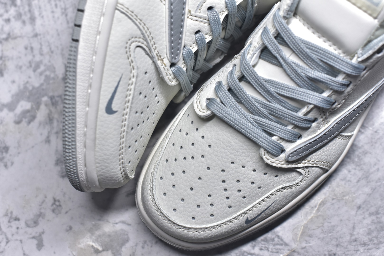 图片[8]-#海外爆款限量发售！Travis Scott x Fragment Design x Jordan Air Jordan 1 Low OG SP “Supreme联名-米灰” 多方联名合作融合了Travi灰勾s Scott 独特的音乐风格，藤原浩个性的设计风格以及Jordan品牌的经典元素 使其成为一双具有独特身份和价值的鞋子 清新而立体的外观加上联名标识更突出了其独特身份 这种配色方案显示出活力和时尚感 在视觉上引人注目 鞋身的质感和细腻的细节处理使其显得高端而格调十足 这款“倒钩”联名是设计与创意完美结合 融合多方的个性风格是一款备受瞩目的潮流鞋款 低帮休闲板鞋 定制鞋盒 大厂纯原品质出货 超高清洁度 皮料切割干净无任何毛边 细节完美 货号：JW1188-155 尺码：36 36.5 37.5 38 38.5 39 40 40.5 41 42 42.5 43 44 44.5 45-选品中心