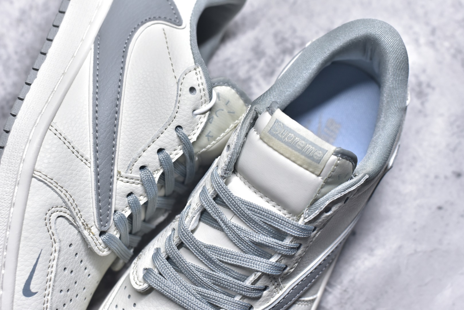 图片[9]-#海外爆款限量发售！Travis Scott x Fragment Design x Jordan Air Jordan 1 Low OG SP “Supreme联名-米灰” 多方联名合作融合了Travi灰勾s Scott 独特的音乐风格，藤原浩个性的设计风格以及Jordan品牌的经典元素 使其成为一双具有独特身份和价值的鞋子 清新而立体的外观加上联名标识更突出了其独特身份 这种配色方案显示出活力和时尚感 在视觉上引人注目 鞋身的质感和细腻的细节处理使其显得高端而格调十足 这款“倒钩”联名是设计与创意完美结合 融合多方的个性风格是一款备受瞩目的潮流鞋款 低帮休闲板鞋 定制鞋盒 大厂纯原品质出货 超高清洁度 皮料切割干净无任何毛边 细节完美 货号：JW1188-155 尺码：36 36.5 37.5 38 38.5 39 40 40.5 41 42 42.5 43 44 44.5 45-选品中心