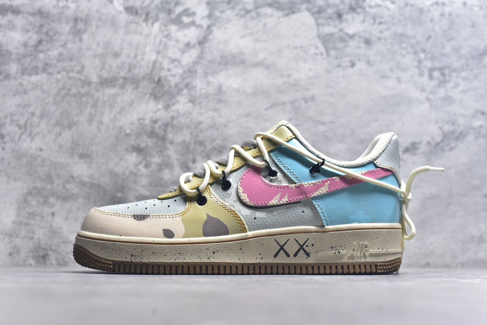 #手绘涂鸦“柔彩迷航”Nike Air Force 1 “Soft Color Journey”空军一号定制板鞋 以柔和马卡龙色系为主调，粉、蓝、米白等色彩交织，搭配迷彩纹理，似在潮流宇宙中铺就梦幻航线。鞋侧经典Swoosh与鞋身色彩呼应，鞋底的“XX”标识增添个性细节，整体既保有Air Force 1的复古质感，又借柔美色彩与迷彩碰撞，开启一场时尚与个性交融的潮流迷航之旅，为穿搭注入灵动与独特 货号：KS6869-101 尺码： 36 36.5 37.5 38 38.5 39 40 40.5 41 42 42.5 43 44 44.5 45-选品中心