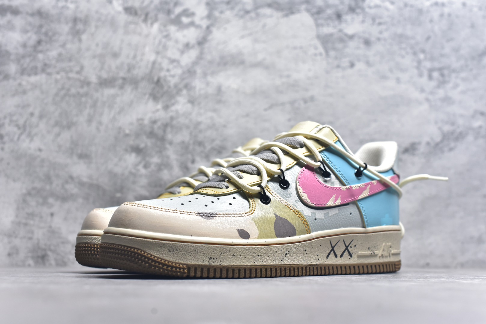 图片[2]-#手绘涂鸦“柔彩迷航”Nike Air Force 1 “Soft Color Journey”空军一号定制板鞋 以柔和马卡龙色系为主调，粉、蓝、米白等色彩交织，搭配迷彩纹理，似在潮流宇宙中铺就梦幻航线。鞋侧经典Swoosh与鞋身色彩呼应，鞋底的“XX”标识增添个性细节，整体既保有Air Force 1的复古质感，又借柔美色彩与迷彩碰撞，开启一场时尚与个性交融的潮流迷航之旅，为穿搭注入灵动与独特 货号：KS6869-101 尺码： 36 36.5 37.5 38 38.5 39 40 40.5 41 42 42.5 43 44 44.5 45-选品中心
