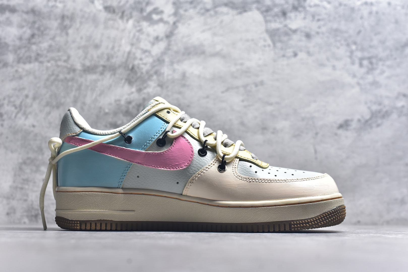 图片[3]-#手绘涂鸦“柔彩迷航”Nike Air Force 1 “Soft Color Journey”空军一号定制板鞋 以柔和马卡龙色系为主调，粉、蓝、米白等色彩交织，搭配迷彩纹理，似在潮流宇宙中铺就梦幻航线。鞋侧经典Swoosh与鞋身色彩呼应，鞋底的“XX”标识增添个性细节，整体既保有Air Force 1的复古质感，又借柔美色彩与迷彩碰撞，开启一场时尚与个性交融的潮流迷航之旅，为穿搭注入灵动与独特 货号：KS6869-101 尺码： 36 36.5 37.5 38 38.5 39 40 40.5 41 42 42.5 43 44 44.5 45-选品中心