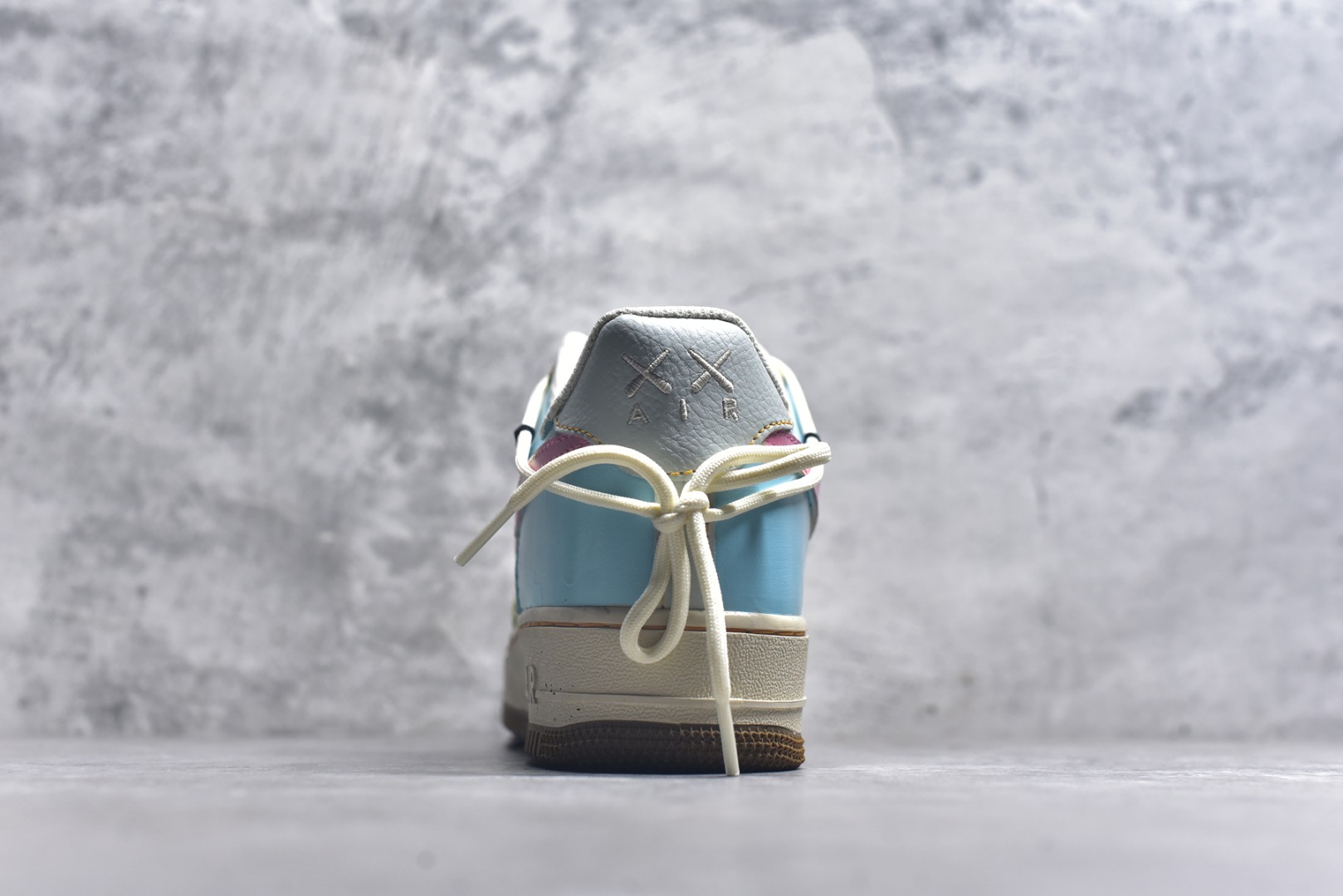 图片[5]-#手绘涂鸦“柔彩迷航”Nike Air Force 1 “Soft Color Journey”空军一号定制板鞋 以柔和马卡龙色系为主调，粉、蓝、米白等色彩交织，搭配迷彩纹理，似在潮流宇宙中铺就梦幻航线。鞋侧经典Swoosh与鞋身色彩呼应，鞋底的“XX”标识增添个性细节，整体既保有Air Force 1的复古质感，又借柔美色彩与迷彩碰撞，开启一场时尚与个性交融的潮流迷航之旅，为穿搭注入灵动与独特 货号：KS6869-101 尺码： 36 36.5 37.5 38 38.5 39 40 40.5 41 42 42.5 43 44 44.5 45-选品中心