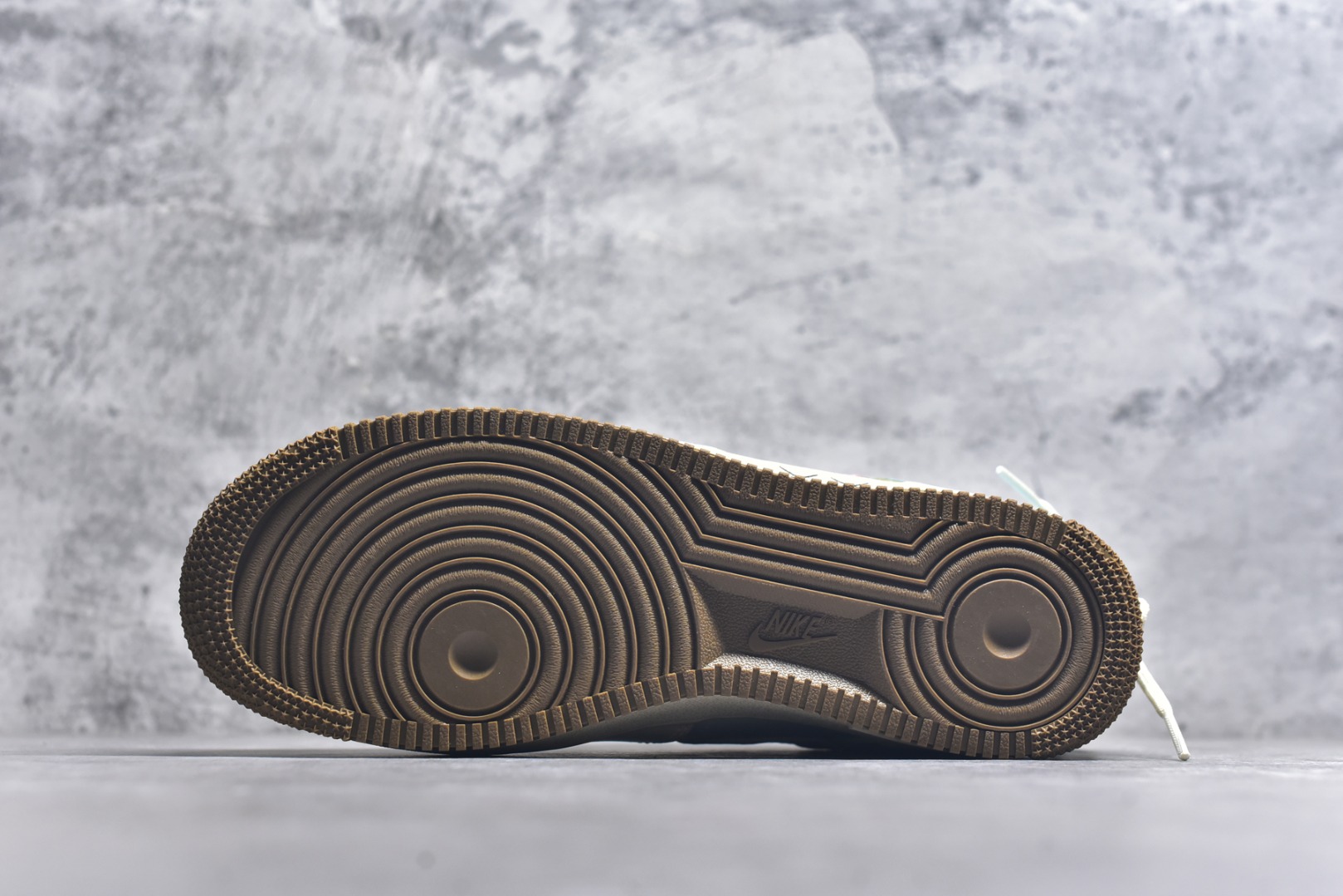 图片[6]-#手绘涂鸦“柔彩迷航”Nike Air Force 1 “Soft Color Journey”空军一号定制板鞋 以柔和马卡龙色系为主调，粉、蓝、米白等色彩交织，搭配迷彩纹理，似在潮流宇宙中铺就梦幻航线。鞋侧经典Swoosh与鞋身色彩呼应，鞋底的“XX”标识增添个性细节，整体既保有Air Force 1的复古质感，又借柔美色彩与迷彩碰撞，开启一场时尚与个性交融的潮流迷航之旅，为穿搭注入灵动与独特 货号：KS6869-101 尺码： 36 36.5 37.5 38 38.5 39 40 40.5 41 42 42.5 43 44 44.5 45-选品中心