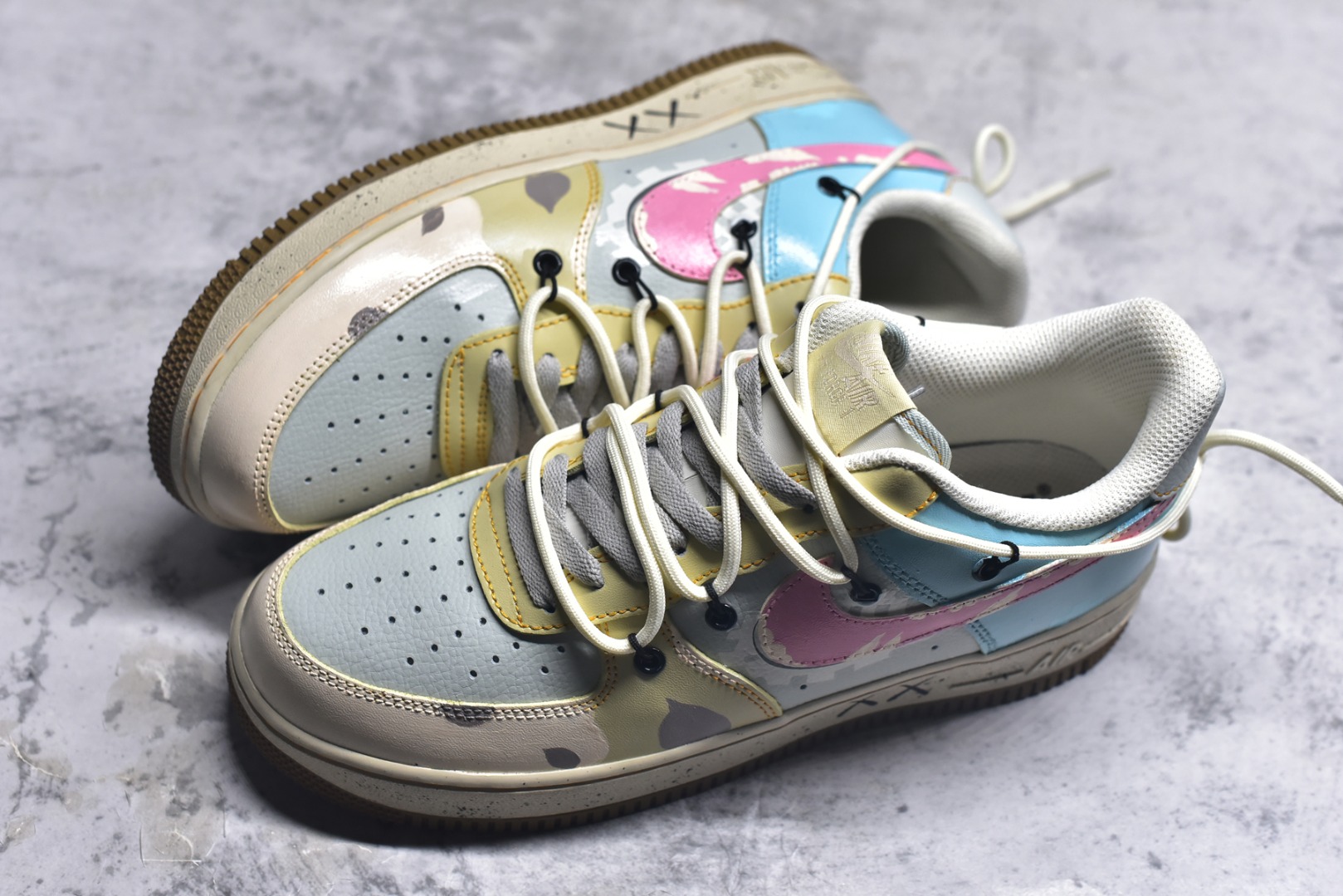 图片[7]-#手绘涂鸦“柔彩迷航”Nike Air Force 1 “Soft Color Journey”空军一号定制板鞋 以柔和马卡龙色系为主调，粉、蓝、米白等色彩交织，搭配迷彩纹理，似在潮流宇宙中铺就梦幻航线。鞋侧经典Swoosh与鞋身色彩呼应，鞋底的“XX”标识增添个性细节，整体既保有Air Force 1的复古质感，又借柔美色彩与迷彩碰撞，开启一场时尚与个性交融的潮流迷航之旅，为穿搭注入灵动与独特 货号：KS6869-101 尺码： 36 36.5 37.5 38 38.5 39 40 40.5 41 42 42.5 43 44 44.5 45-选品中心