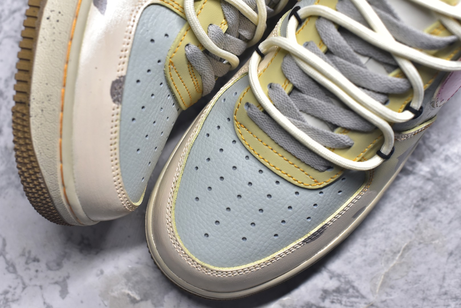 图片[8]-#手绘涂鸦“柔彩迷航”Nike Air Force 1 “Soft Color Journey”空军一号定制板鞋 以柔和马卡龙色系为主调，粉、蓝、米白等色彩交织，搭配迷彩纹理，似在潮流宇宙中铺就梦幻航线。鞋侧经典Swoosh与鞋身色彩呼应，鞋底的“XX”标识增添个性细节，整体既保有Air Force 1的复古质感，又借柔美色彩与迷彩碰撞，开启一场时尚与个性交融的潮流迷航之旅，为穿搭注入灵动与独特 货号：KS6869-101 尺码： 36 36.5 37.5 38 38.5 39 40 40.5 41 42 42.5 43 44 44.5 45-选品中心