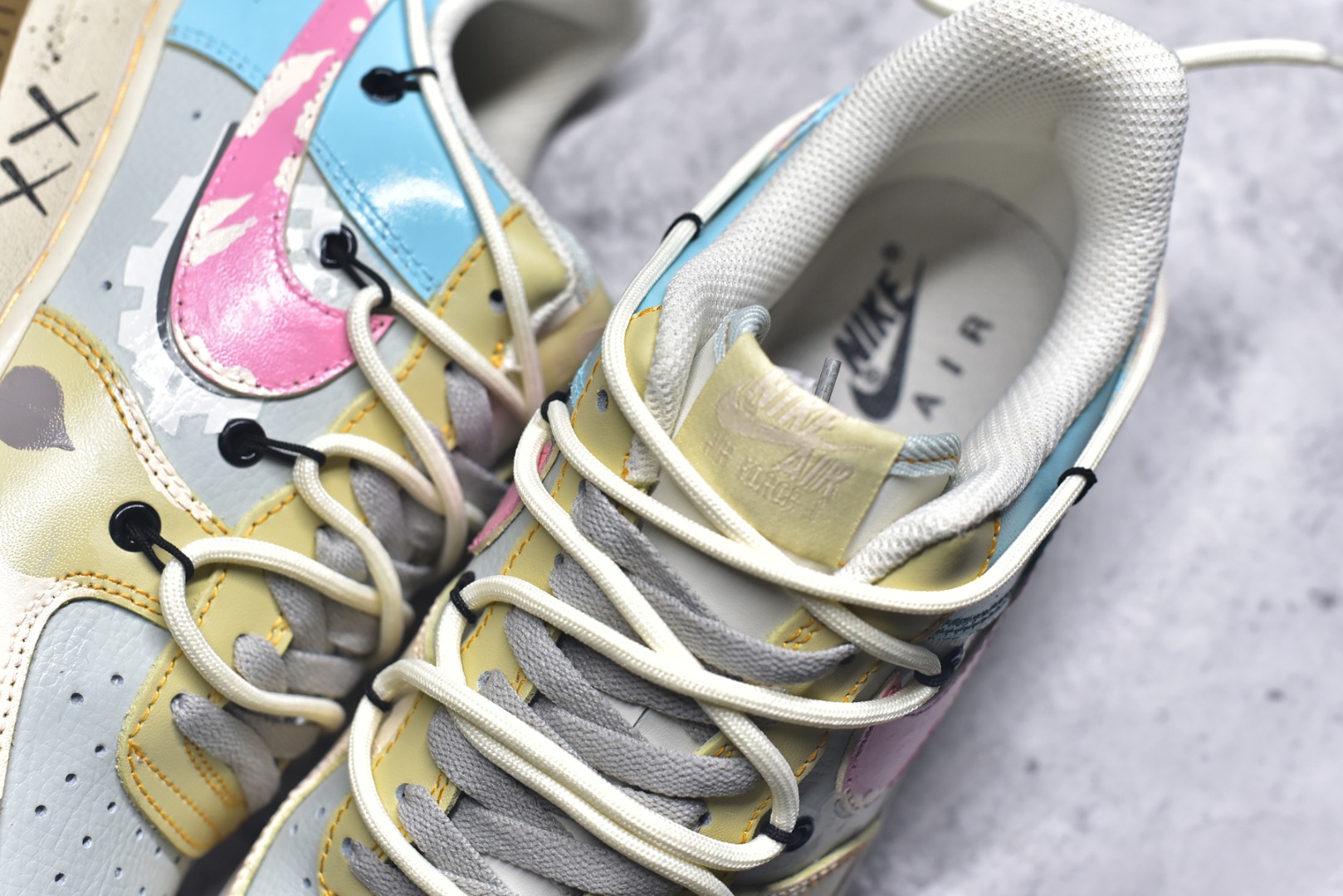 图片[9]-#手绘涂鸦“柔彩迷航”Nike Air Force 1 “Soft Color Journey”空军一号定制板鞋 以柔和马卡龙色系为主调，粉、蓝、米白等色彩交织，搭配迷彩纹理，似在潮流宇宙中铺就梦幻航线。鞋侧经典Swoosh与鞋身色彩呼应，鞋底的“XX”标识增添个性细节，整体既保有Air Force 1的复古质感，又借柔美色彩与迷彩碰撞，开启一场时尚与个性交融的潮流迷航之旅，为穿搭注入灵动与独特 货号：KS6869-101 尺码： 36 36.5 37.5 38 38.5 39 40 40.5 41 42 42.5 43 44 44.5 45-选品中心