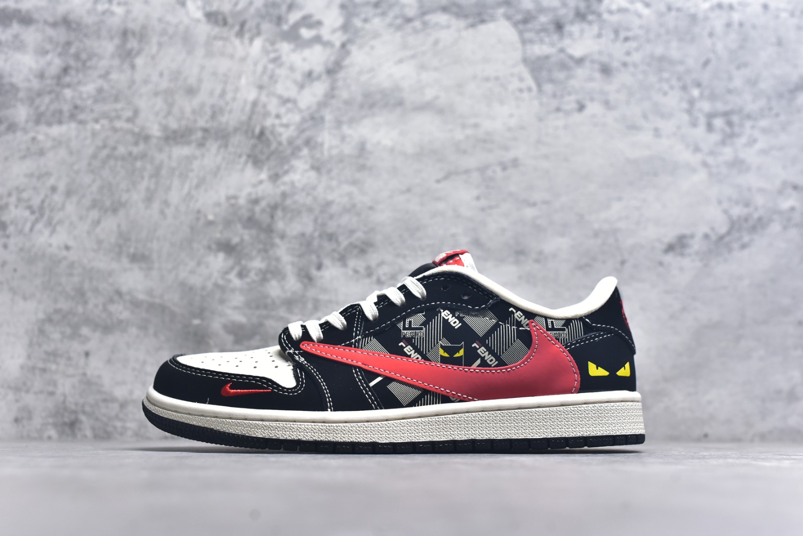 #Travis Scott x Fragment Design x Air Jordan 1 Low OG SP AJ1 乔1 芬迪联名 猫眼红勾 低帮文化休闲板鞋 XS2025-078 #多方联名合作融合了Travis Scott 独特的音乐风格，藤原浩个性的设计风格以及Jordan品牌的经典元素 使其成为一双具有独特身份和价值的鞋子 清新而立体的外观加上联名标识更突出了其独特身份 这种配色方案显示出活力和时尚感 在视觉上引人注目 鞋身的质感和细腻的细节处理使其显得高端而格调十足 这款“倒钩”联名是设计与创意完美结合 融合多方的个性风格是一款备受瞩目的潮流鞋款 尺码：36 36.5 37.5 38 38.5 39 40 40.5 41 42 42.5 43 44 44.5 45 9.E5-选品中心