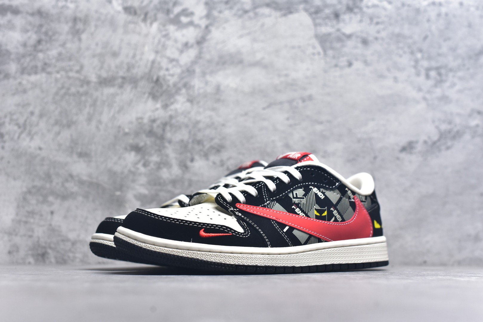 图片[2]-#Travis Scott x Fragment Design x Air Jordan 1 Low OG SP AJ1 乔1 芬迪联名 猫眼红勾 低帮文化休闲板鞋 XS2025-078 #多方联名合作融合了Travis Scott 独特的音乐风格，藤原浩个性的设计风格以及Jordan品牌的经典元素 使其成为一双具有独特身份和价值的鞋子 清新而立体的外观加上联名标识更突出了其独特身份 这种配色方案显示出活力和时尚感 在视觉上引人注目 鞋身的质感和细腻的细节处理使其显得高端而格调十足 这款“倒钩”联名是设计与创意完美结合 融合多方的个性风格是一款备受瞩目的潮流鞋款 尺码：36 36.5 37.5 38 38.5 39 40 40.5 41 42 42.5 43 44 44.5 45 9.E5-选品中心