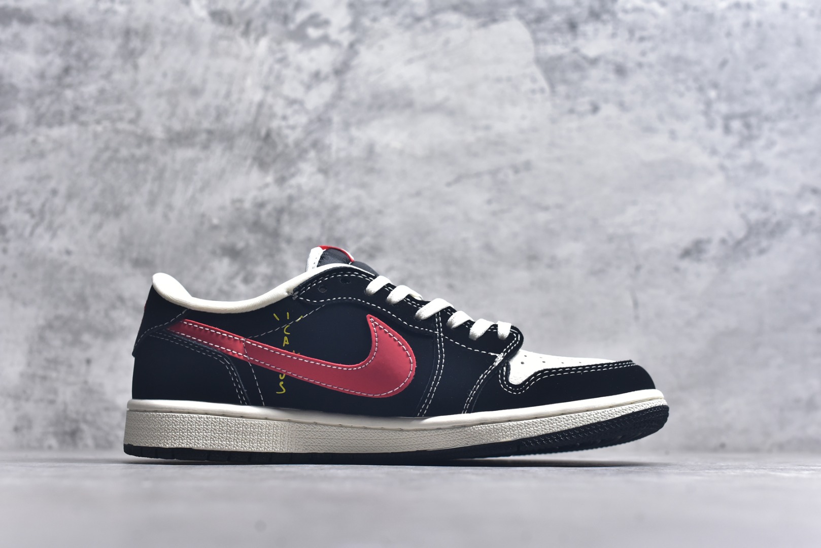 图片[3]-#Travis Scott x Fragment Design x Air Jordan 1 Low OG SP AJ1 乔1 芬迪联名 猫眼红勾 低帮文化休闲板鞋 XS2025-078 #多方联名合作融合了Travis Scott 独特的音乐风格，藤原浩个性的设计风格以及Jordan品牌的经典元素 使其成为一双具有独特身份和价值的鞋子 清新而立体的外观加上联名标识更突出了其独特身份 这种配色方案显示出活力和时尚感 在视觉上引人注目 鞋身的质感和细腻的细节处理使其显得高端而格调十足 这款“倒钩”联名是设计与创意完美结合 融合多方的个性风格是一款备受瞩目的潮流鞋款 尺码：36 36.5 37.5 38 38.5 39 40 40.5 41 42 42.5 43 44 44.5 45 9.E5-选品中心