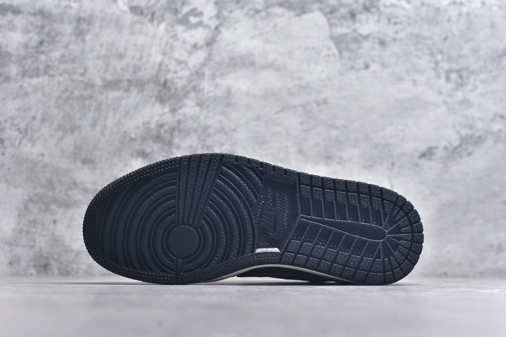 图片[6]-#Travis Scott x Fragment Design x Air Jordan 1 Low OG SP AJ1 乔1 芬迪联名 猫眼红勾 低帮文化休闲板鞋 XS2025-078 #多方联名合作融合了Travis Scott 独特的音乐风格，藤原浩个性的设计风格以及Jordan品牌的经典元素 使其成为一双具有独特身份和价值的鞋子 清新而立体的外观加上联名标识更突出了其独特身份 这种配色方案显示出活力和时尚感 在视觉上引人注目 鞋身的质感和细腻的细节处理使其显得高端而格调十足 这款“倒钩”联名是设计与创意完美结合 融合多方的个性风格是一款备受瞩目的潮流鞋款 尺码：36 36.5 37.5 38 38.5 39 40 40.5 41 42 42.5 43 44 44.5 45 9.E5-选品中心