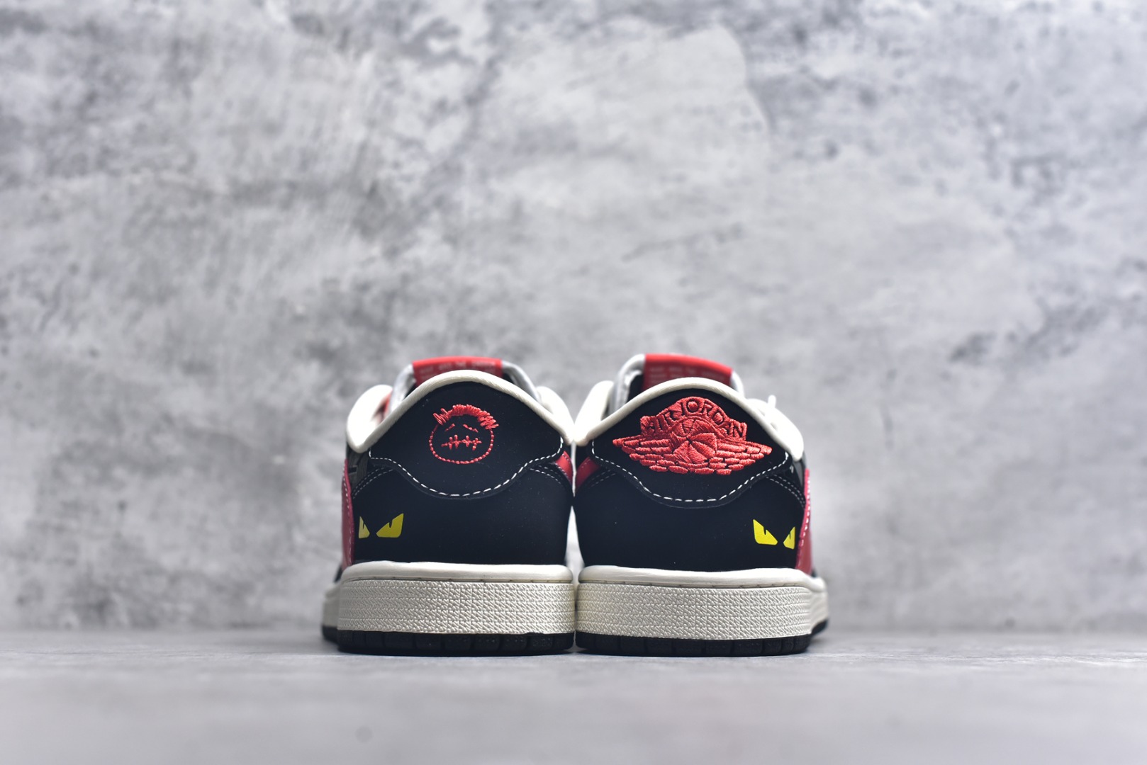 图片[5]-#Travis Scott x Fragment Design x Air Jordan 1 Low OG SP AJ1 乔1 芬迪联名 猫眼红勾 低帮文化休闲板鞋 XS2025-078 #多方联名合作融合了Travis Scott 独特的音乐风格，藤原浩个性的设计风格以及Jordan品牌的经典元素 使其成为一双具有独特身份和价值的鞋子 清新而立体的外观加上联名标识更突出了其独特身份 这种配色方案显示出活力和时尚感 在视觉上引人注目 鞋身的质感和细腻的细节处理使其显得高端而格调十足 这款“倒钩”联名是设计与创意完美结合 融合多方的个性风格是一款备受瞩目的潮流鞋款 尺码：36 36.5 37.5 38 38.5 39 40 40.5 41 42 42.5 43 44 44.5 45 9.E5-选品中心