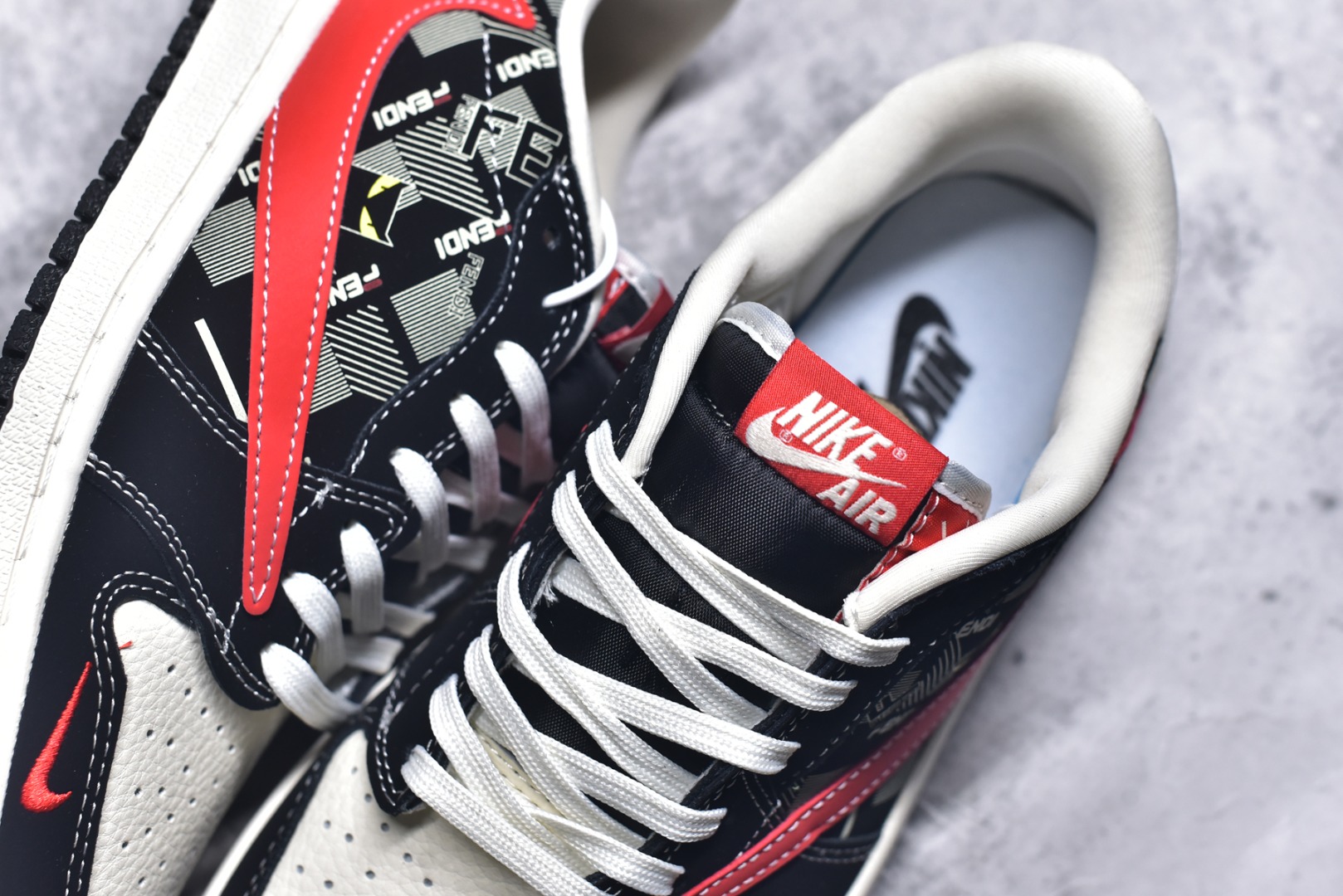 图片[9]-#Travis Scott x Fragment Design x Air Jordan 1 Low OG SP AJ1 乔1 芬迪联名 猫眼红勾 低帮文化休闲板鞋 XS2025-078 #多方联名合作融合了Travis Scott 独特的音乐风格，藤原浩个性的设计风格以及Jordan品牌的经典元素 使其成为一双具有独特身份和价值的鞋子 清新而立体的外观加上联名标识更突出了其独特身份 这种配色方案显示出活力和时尚感 在视觉上引人注目 鞋身的质感和细腻的细节处理使其显得高端而格调十足 这款“倒钩”联名是设计与创意完美结合 融合多方的个性风格是一款备受瞩目的潮流鞋款 尺码：36 36.5 37.5 38 38.5 39 40 40.5 41 42 42.5 43 44 44.5 45 9.E5-选品中心