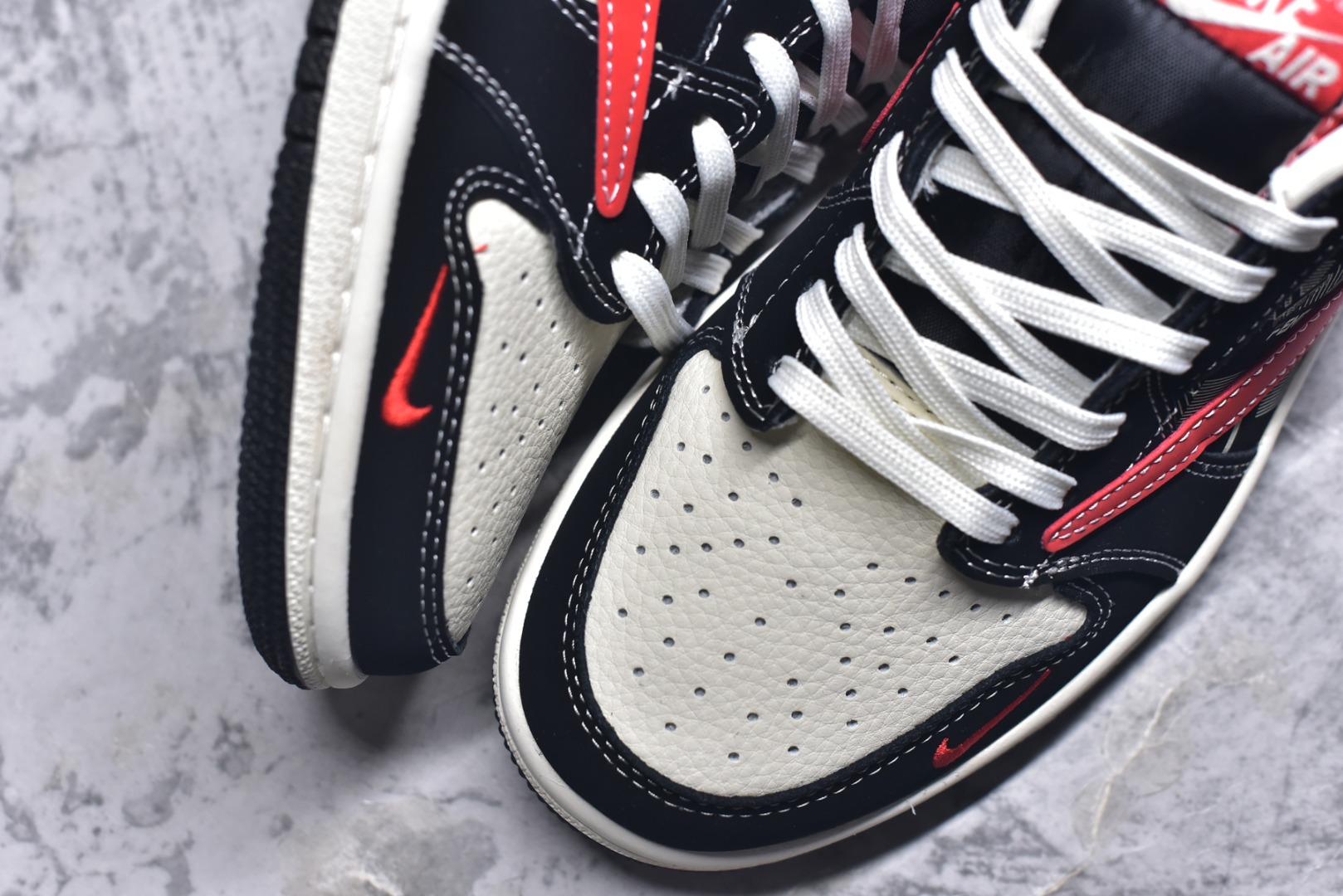 图片[8]-#Travis Scott x Fragment Design x Air Jordan 1 Low OG SP AJ1 乔1 芬迪联名 猫眼红勾 低帮文化休闲板鞋 XS2025-078 #多方联名合作融合了Travis Scott 独特的音乐风格，藤原浩个性的设计风格以及Jordan品牌的经典元素 使其成为一双具有独特身份和价值的鞋子 清新而立体的外观加上联名标识更突出了其独特身份 这种配色方案显示出活力和时尚感 在视觉上引人注目 鞋身的质感和细腻的细节处理使其显得高端而格调十足 这款“倒钩”联名是设计与创意完美结合 融合多方的个性风格是一款备受瞩目的潮流鞋款 尺码：36 36.5 37.5 38 38.5 39 40 40.5 41 42 42.5 43 44 44.5 45 9.E5-选品中心