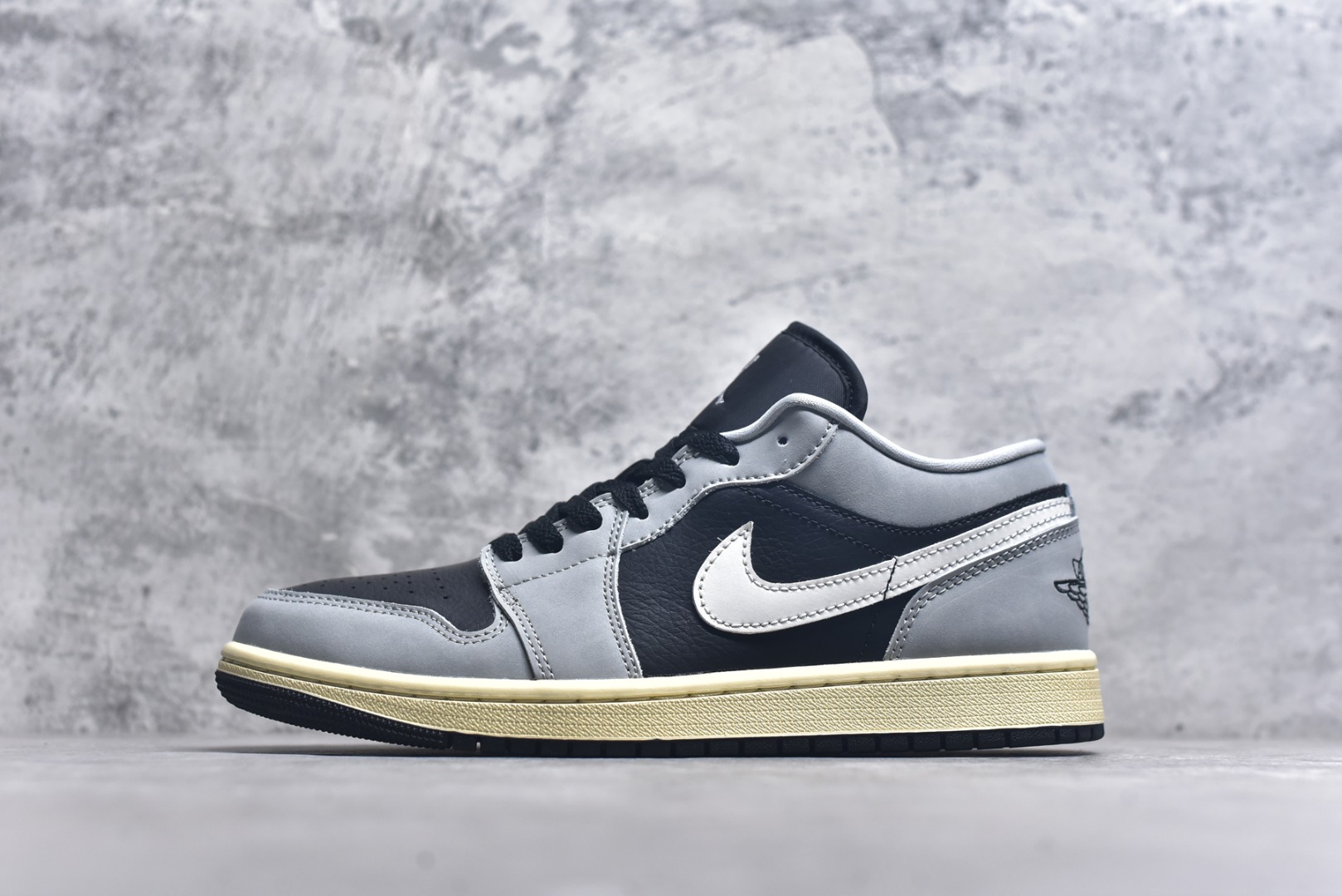 #Air Jordan AJ1 Low 低帮 HQ2010-012 终端优势供应 市面中低帮最具代表性版本没有之一 口碑大厂出品 品控大底版型不断改良更新 全套原纸板楦头开发 确保原汁原味 完美呈现版型 完美零毛边处理 原厂内置全掌气垫 价格定位良心 平台专用代工流水线出品 一眼公司既视感 拿到手的一瞬间就与众不同 碾压市面所有版本 全部原鞋开发 每一个配色都会采购原鞋确认细节 打破市面看图做货无好货之说 尺码：35.5 36 36.5 37.5 38 38.5 39 40 40.5 41 42 42.5 43 44 44.5 45 46-选品中心