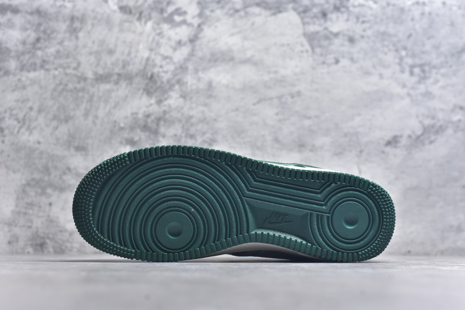 图片[6]-#海外限量发售！NIke Air Force 1 \’07 Low 纪梵希联名–青绿牛仔 空军一号低帮 运动鞋 休闲鞋 折边针车 工艺难度大 原楦头原纸板 高级牛仔 高端定制鞋盒 原厂鞋底 超高清洁度 细节完美 货号：DK0188-088 尺码：36 36.5 37.5 38 38.5 39 40 40.5 41 42 42.5 43 44 44.5 45-选品中心