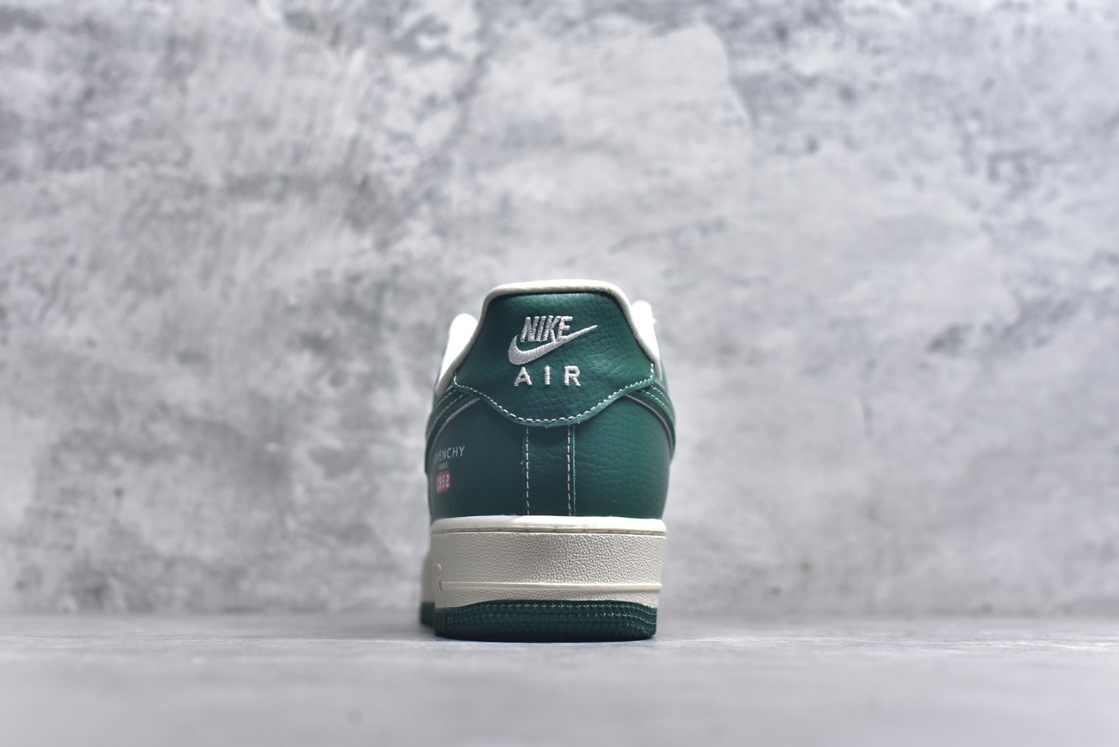 图片[5]-#海外限量发售！NIke Air Force 1 \’07 Low 纪梵希联名–青绿牛仔 空军一号低帮 运动鞋 休闲鞋 折边针车 工艺难度大 原楦头原纸板 高级牛仔 高端定制鞋盒 原厂鞋底 超高清洁度 细节完美 货号：DK0188-088 尺码：36 36.5 37.5 38 38.5 39 40 40.5 41 42 42.5 43 44 44.5 45-选品中心