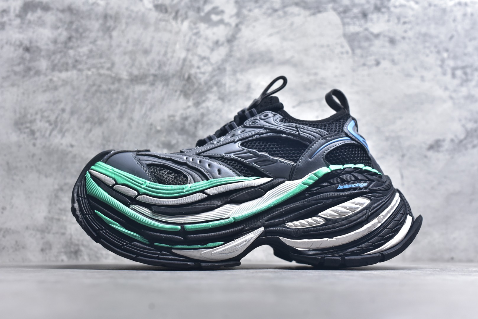 #Balenciaga巴黎世家17代 MONDAY 其前卫的设计、夸张的体积和反光细节赋予其特别的轮廓 采用头层牛皮材质制成，带来良好脚感，外观全新造型，鞋身富有潮流感且易穿搭，正确做旧，多层组合橡胶大底防滑耐磨货号：821135 WPLTF 0312 尺码：35-46-选品中心