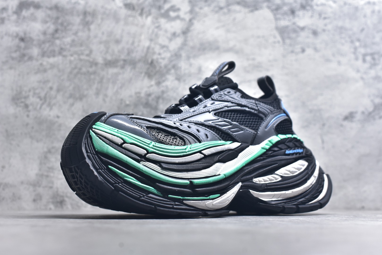 图片[2]-#Balenciaga巴黎世家17代 MONDAY 其前卫的设计、夸张的体积和反光细节赋予其特别的轮廓 采用头层牛皮材质制成，带来良好脚感，外观全新造型，鞋身富有潮流感且易穿搭，正确做旧，多层组合橡胶大底防滑耐磨货号：821135 WPLTF 0312 尺码：35-46-选品中心