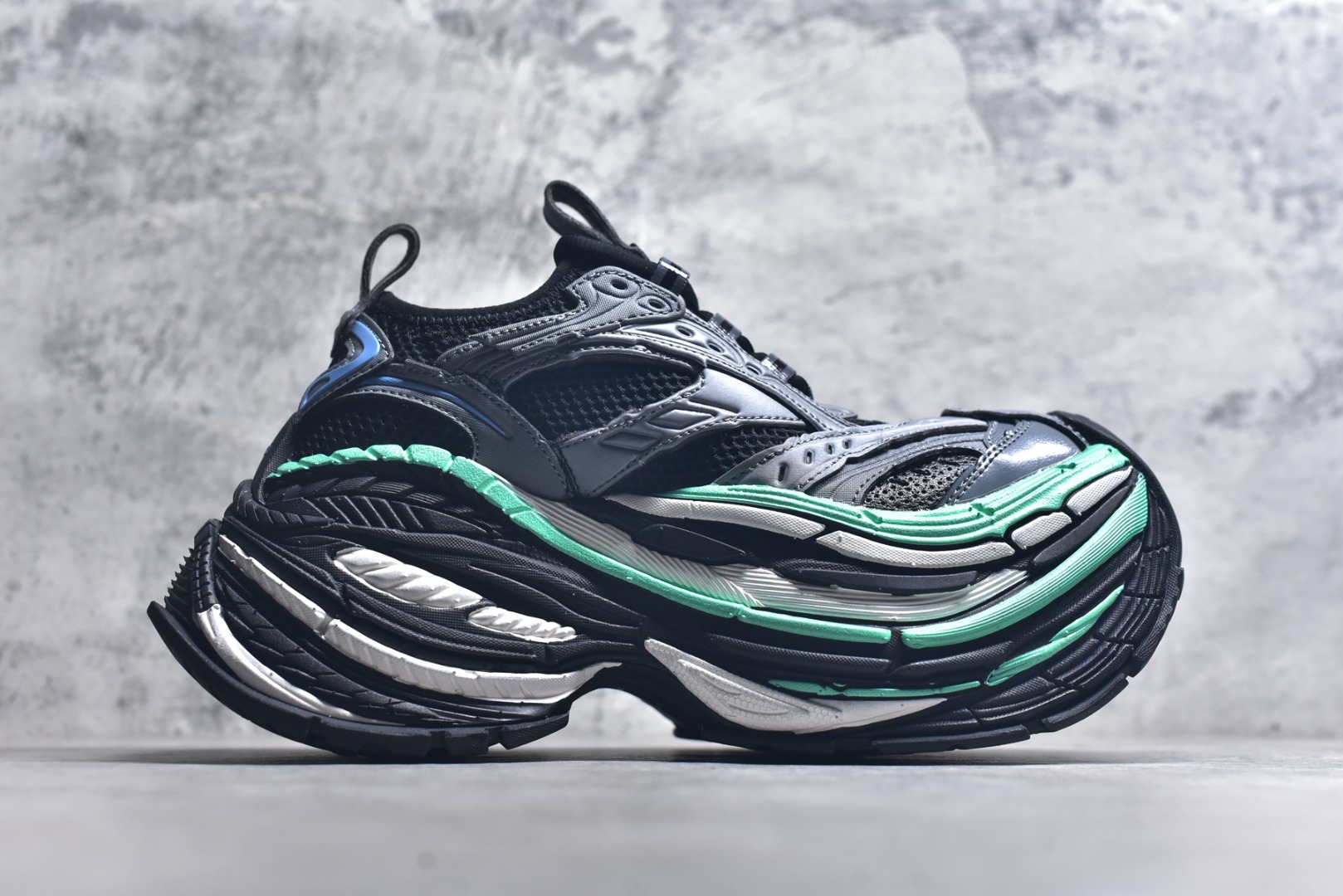 图片[3]-#Balenciaga巴黎世家17代 MONDAY 其前卫的设计、夸张的体积和反光细节赋予其特别的轮廓 采用头层牛皮材质制成，带来良好脚感，外观全新造型，鞋身富有潮流感且易穿搭，正确做旧，多层组合橡胶大底防滑耐磨货号：821135 WPLTF 0312 尺码：35-46-选品中心