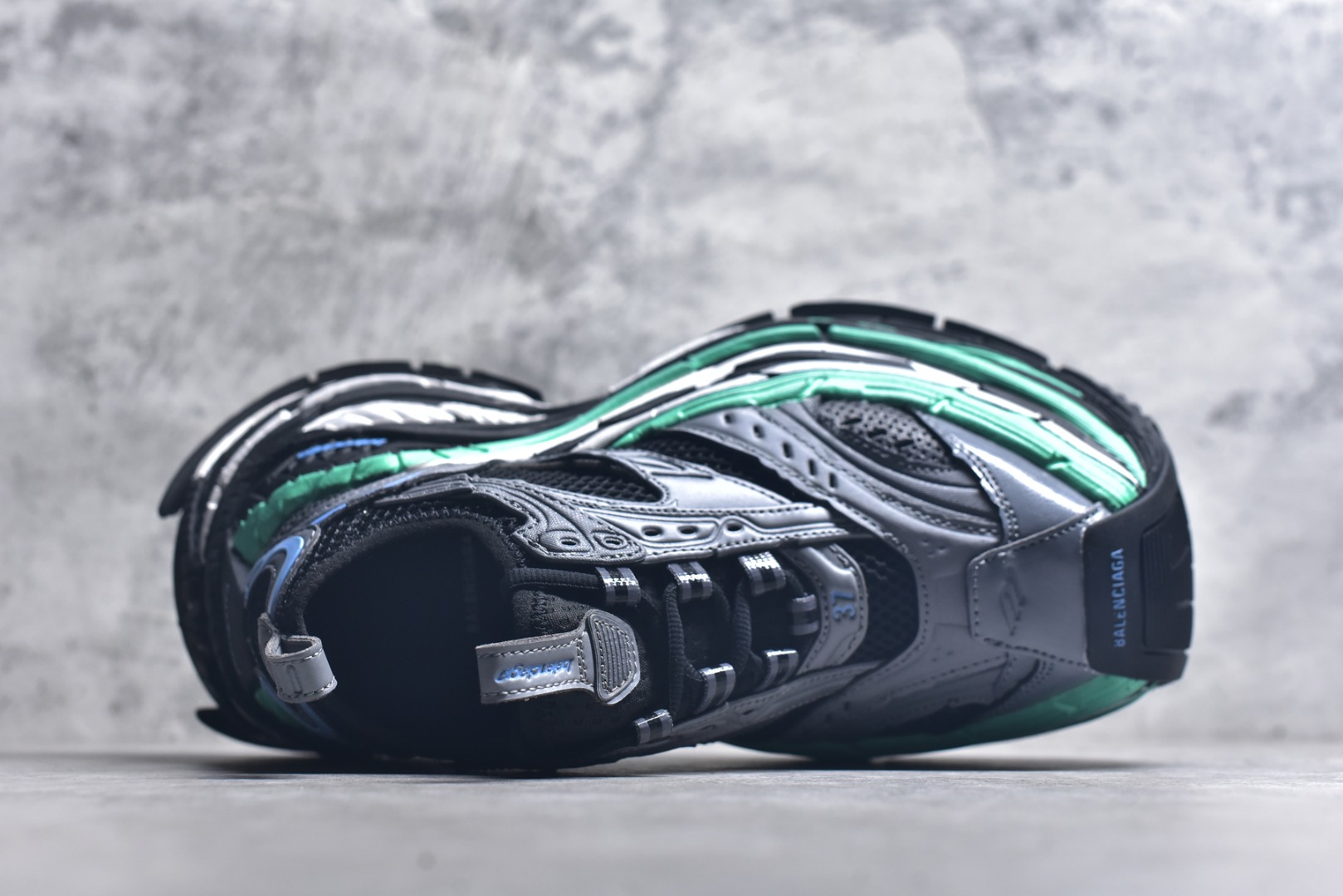 图片[4]-#Balenciaga巴黎世家17代 MONDAY 其前卫的设计、夸张的体积和反光细节赋予其特别的轮廓 采用头层牛皮材质制成，带来良好脚感，外观全新造型，鞋身富有潮流感且易穿搭，正确做旧，多层组合橡胶大底防滑耐磨货号：821135 WPLTF 0312 尺码：35-46-选品中心