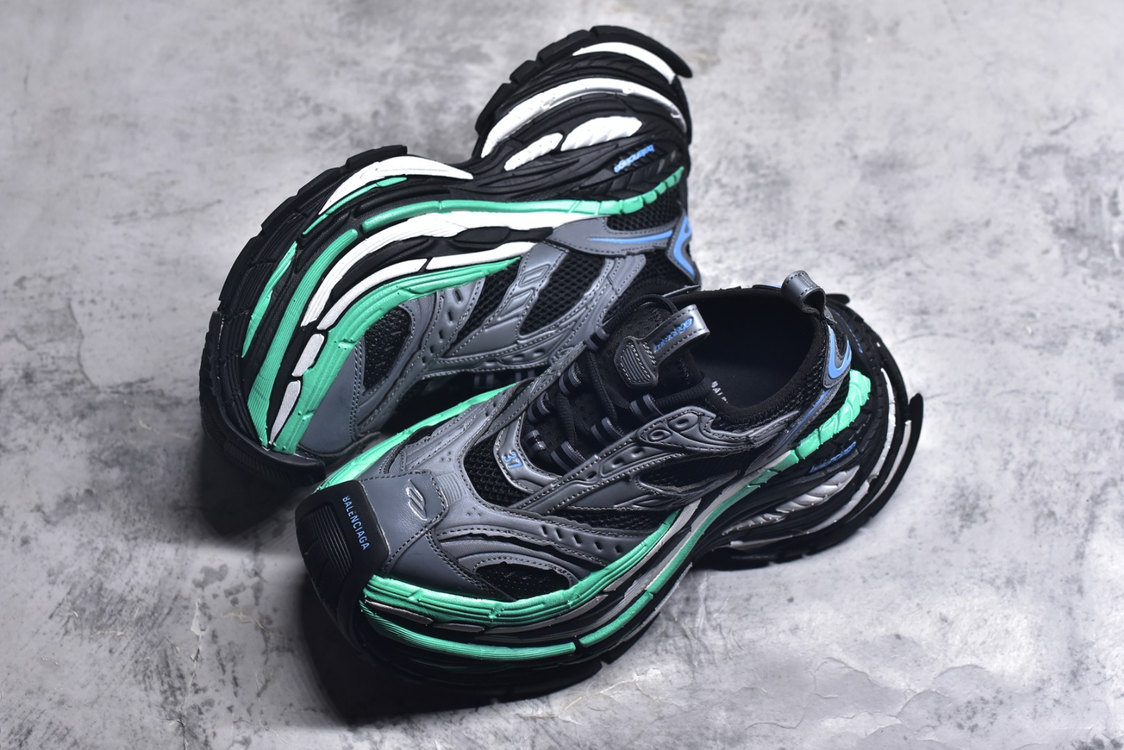 图片[7]-#Balenciaga巴黎世家17代 MONDAY 其前卫的设计、夸张的体积和反光细节赋予其特别的轮廓 采用头层牛皮材质制成，带来良好脚感，外观全新造型，鞋身富有潮流感且易穿搭，正确做旧，多层组合橡胶大底防滑耐磨货号：821135 WPLTF 0312 尺码：35-46-选品中心