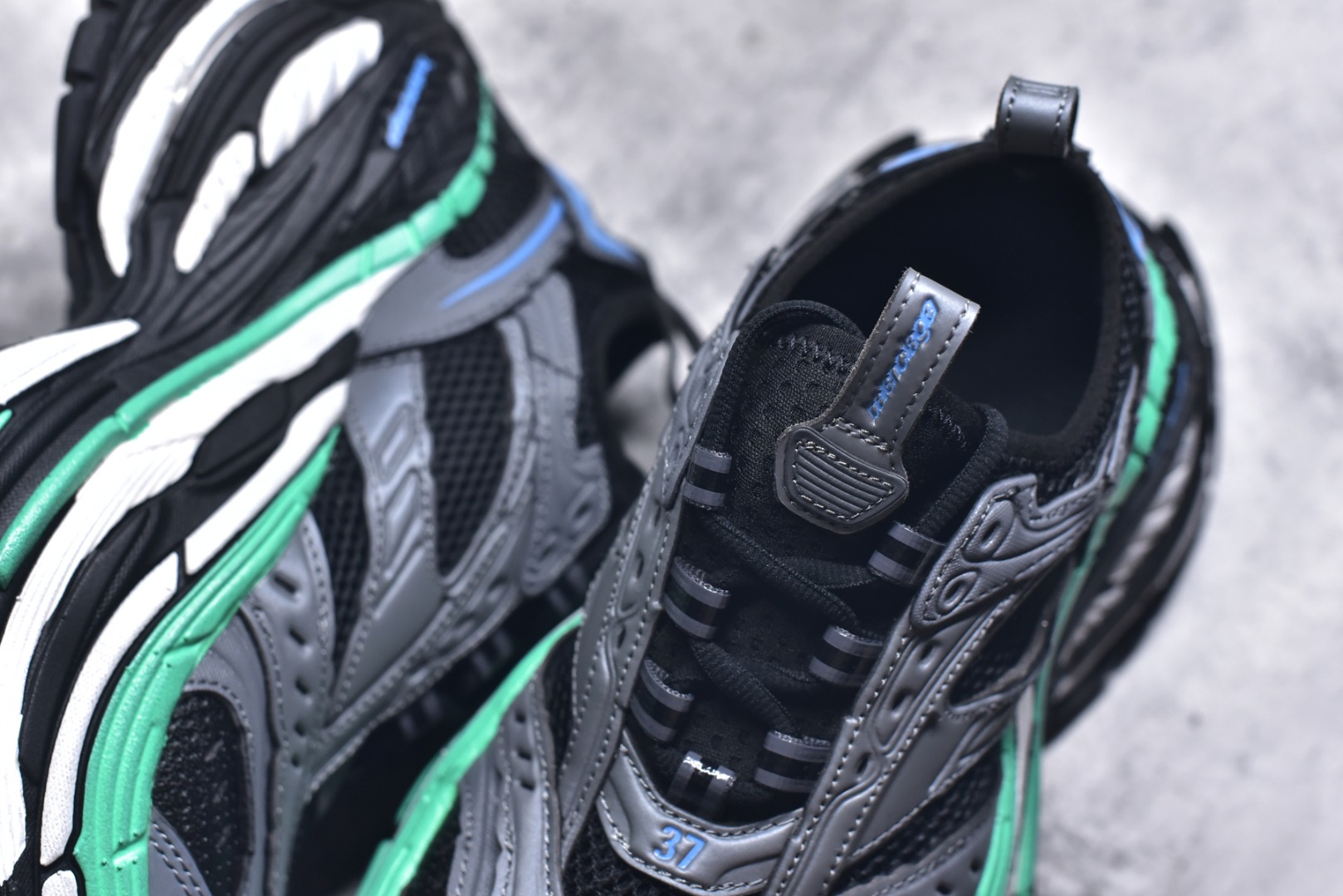 图片[9]-#Balenciaga巴黎世家17代 MONDAY 其前卫的设计、夸张的体积和反光细节赋予其特别的轮廓 采用头层牛皮材质制成，带来良好脚感，外观全新造型，鞋身富有潮流感且易穿搭，正确做旧，多层组合橡胶大底防滑耐磨货号：821135 WPLTF 0312 尺码：35-46-选品中心