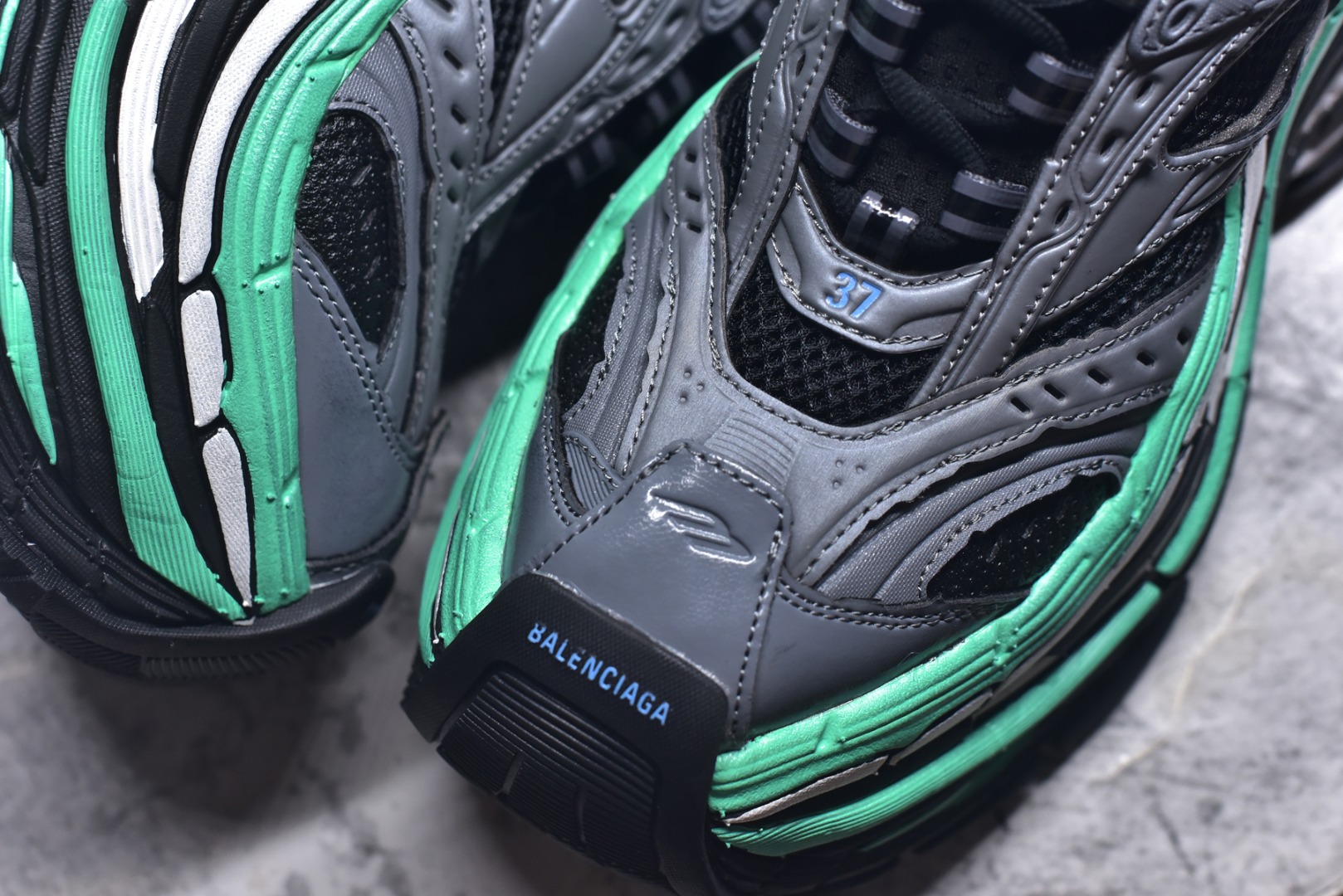 图片[8]-#Balenciaga巴黎世家17代 MONDAY 其前卫的设计、夸张的体积和反光细节赋予其特别的轮廓 采用头层牛皮材质制成，带来良好脚感，外观全新造型，鞋身富有潮流感且易穿搭，正确做旧，多层组合橡胶大底防滑耐磨货号：821135 WPLTF 0312 尺码：35-46-选品中心