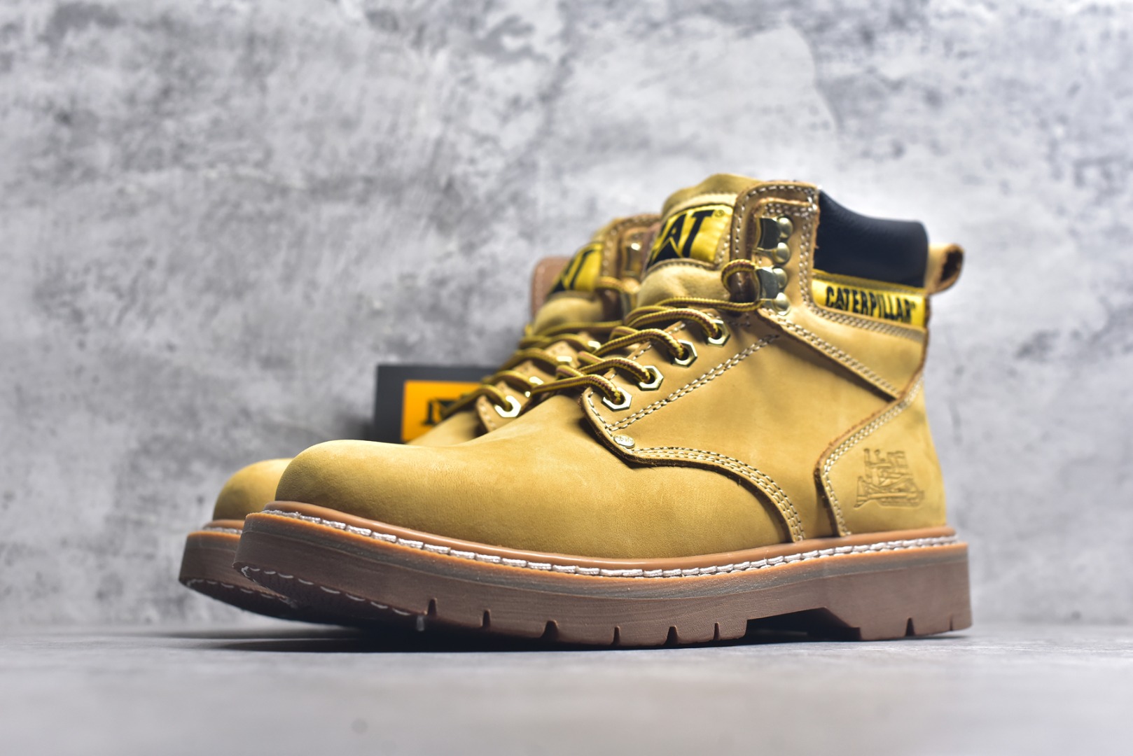 图片[2]-#CAT 卡特经典百搭户外休闲工装靴水晶底系列 PWC73010-940 官网常年主打款 历年经典热销 堪称正品复印全新出炉 工艺品质基本无法辨别出真假 专为高端海淘代购客户准备 此款每年销量爆炸 由于纯手工机打走线 做工极其复杂 在保证品质的情况下 工厂产量有限 基本上供不应求永不开胶技术 五金 皮质材料 橡胶水晶大底 各处小细节只和正品对比 尺码：39-44（皮鞋码）-选品中心