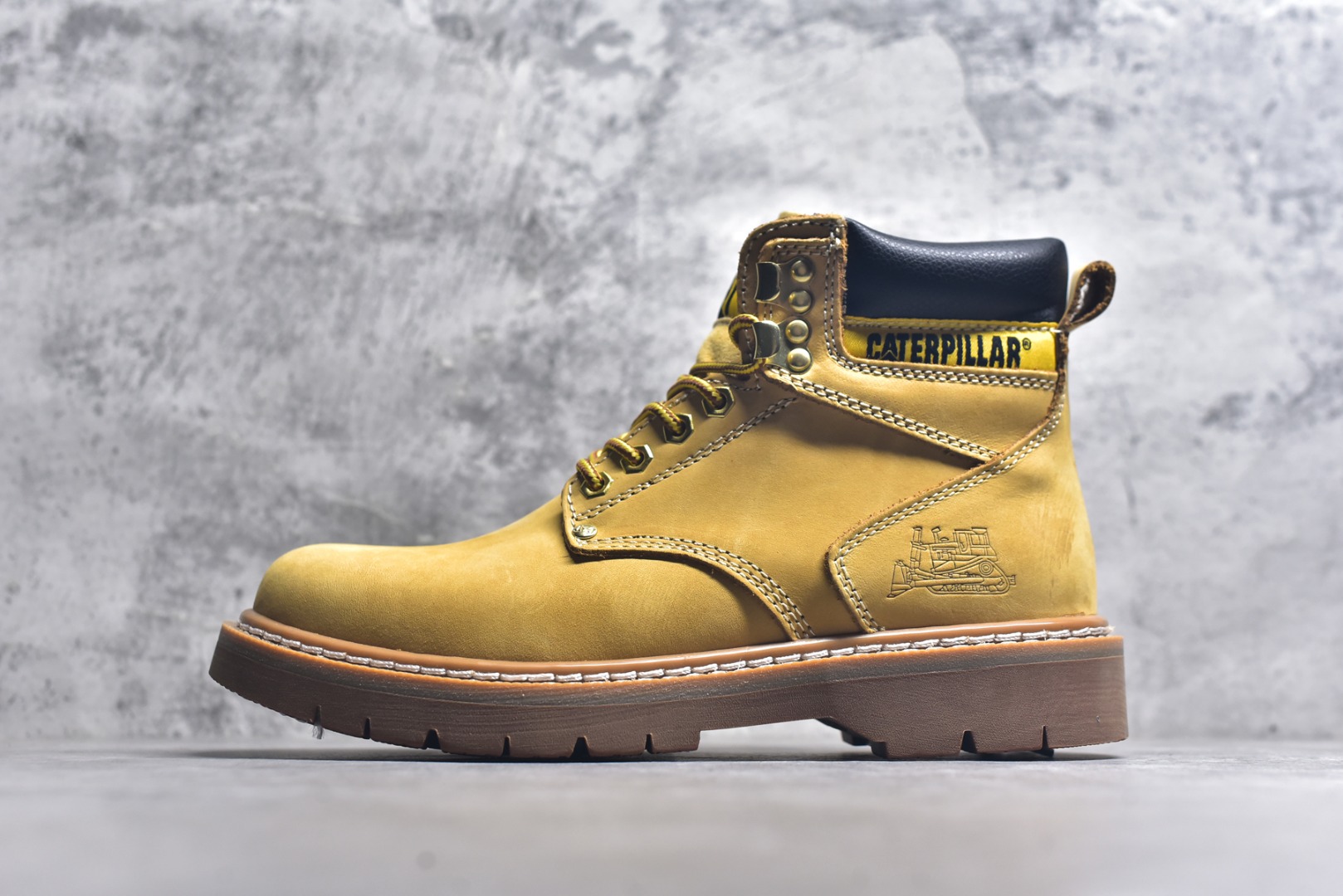 #CAT 卡特经典百搭户外休闲工装靴水晶底系列 PWC73010-940 官网常年主打款 历年经典热销 堪称正品复印全新出炉 工艺品质基本无法辨别出真假 专为高端海淘代购客户准备 此款每年销量爆炸 由于纯手工机打走线 做工极其复杂 在保证品质的情况下 工厂产量有限 基本上供不应求永不开胶技术 五金 皮质材料 橡胶水晶大底 各处小细节只和正品对比 尺码：39-44（皮鞋码）-选品中心