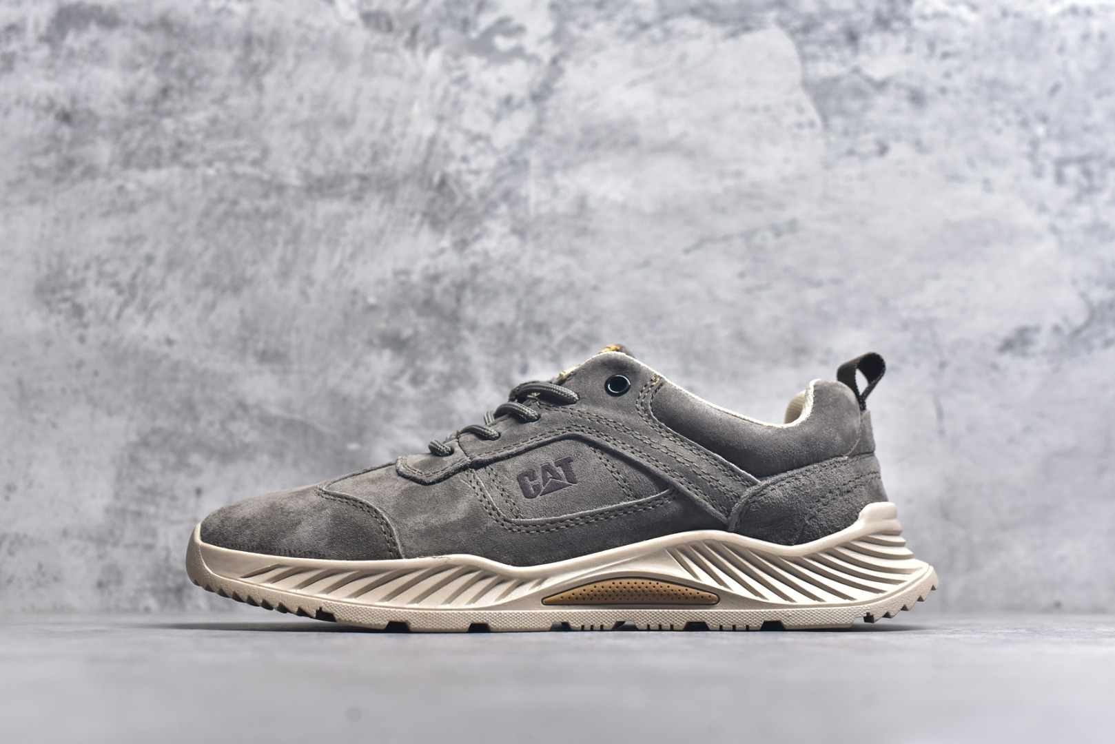 #CAT/卡特 Tramp Hike Low 客制款 8058 户外休闲低帮男鞋 台产耐磨麂皮材质 手工缝线固特异缝制工艺轻量柔韧橡胶防滑大底 日常随意搭配 型男必备 尺码：39 40 41 42 43 44-选品中心