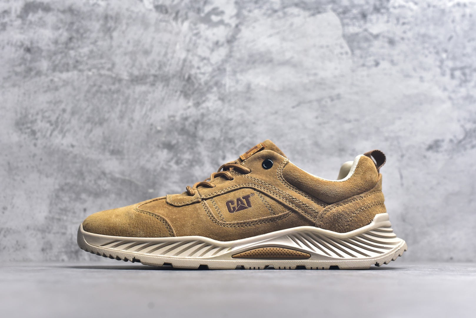 #CAT/卡特 Tramp Hike Low 客制款 8058 户外休闲低帮男鞋 台产耐磨麂皮材质 手工缝线固特异缝制工艺轻量柔韧橡胶防滑大底 日常随意搭配 型男必备 尺码：39 40 41 42 43 44-选品中心