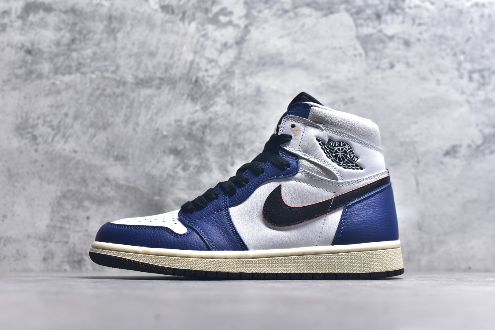 #Air Jordan AJ1 Retro High 高帮 皇家蓝白 DZ5485-100 外贸特供批次 终端控货优势输出 新配色不断更新开发 市场中端王者 全套原纸板楦头开发 确保原汁原味 完美呈现一代版型 一比一鞋头弧度高度鞋身弧度 此版本只针对中端市场 细节品控鞋型随意秒杀市面同价位 鞋型完美 不臃肿别扭 头层皮料加持 用料绝不含糊 进口玻璃冲刀皮料裁剪零毛边 电脑针车工艺 超高鞋面清洁度 最高QC检验标准 控制溢胶瑕疵 原盒原配 飞翼3D高频深度立体 工艺方面大到整体鞋型 漏斗收腰 底线拉帮 LOGO立体程度 小到针眼排布 载片对称 冲孔效果 鞋标规范 鞋垫背胶等等 无一不是口碑收割 每双都是一个回头客 尺码：36 36.5 37.5 38 38.5 39 40 40.5 41 42 42.5 43 44 44.5 45 46 47.5-选品中心
