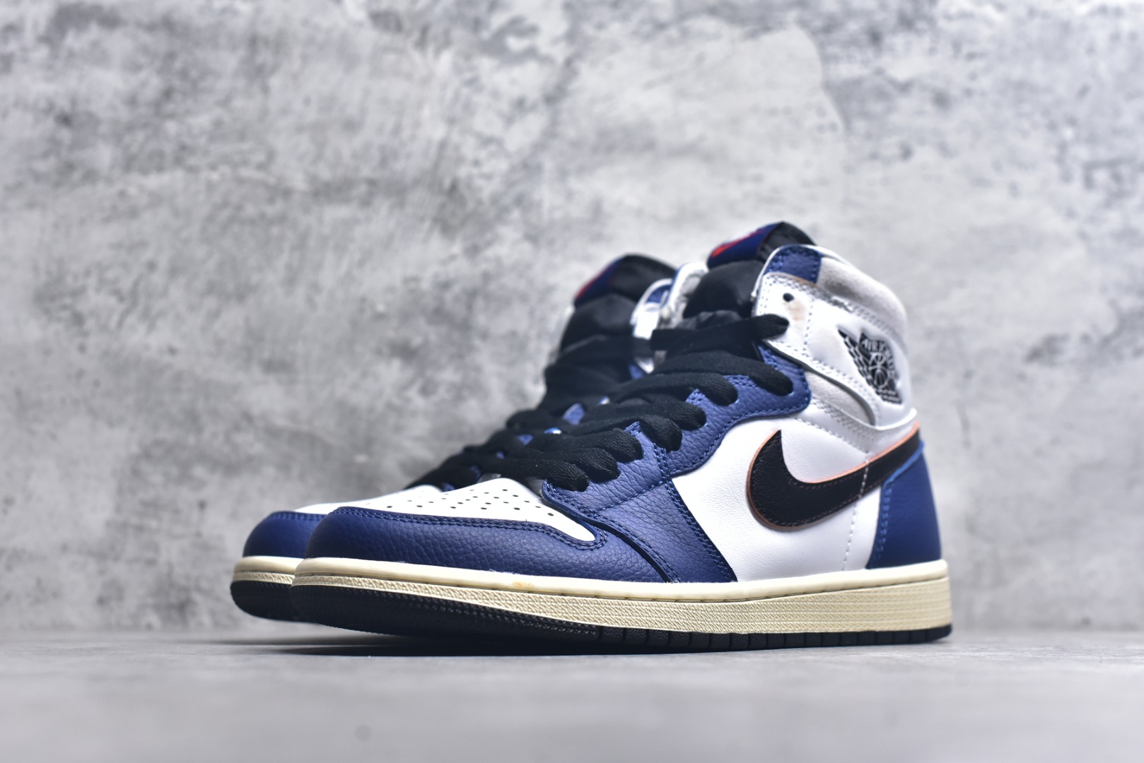 图片[2]-#Air Jordan AJ1 Retro High 高帮 皇家蓝白 DZ5485-100 外贸特供批次 终端控货优势输出 新配色不断更新开发 市场中端王者 全套原纸板楦头开发 确保原汁原味 完美呈现一代版型 一比一鞋头弧度高度鞋身弧度 此版本只针对中端市场 细节品控鞋型随意秒杀市面同价位 鞋型完美 不臃肿别扭 头层皮料加持 用料绝不含糊 进口玻璃冲刀皮料裁剪零毛边 电脑针车工艺 超高鞋面清洁度 最高QC检验标准 控制溢胶瑕疵 原盒原配 飞翼3D高频深度立体 工艺方面大到整体鞋型 漏斗收腰 底线拉帮 LOGO立体程度 小到针眼排布 载片对称 冲孔效果 鞋标规范 鞋垫背胶等等 无一不是口碑收割 每双都是一个回头客 尺码：36 36.5 37.5 38 38.5 39 40 40.5 41 42 42.5 43 44 44.5 45 46 47.5-选品中心