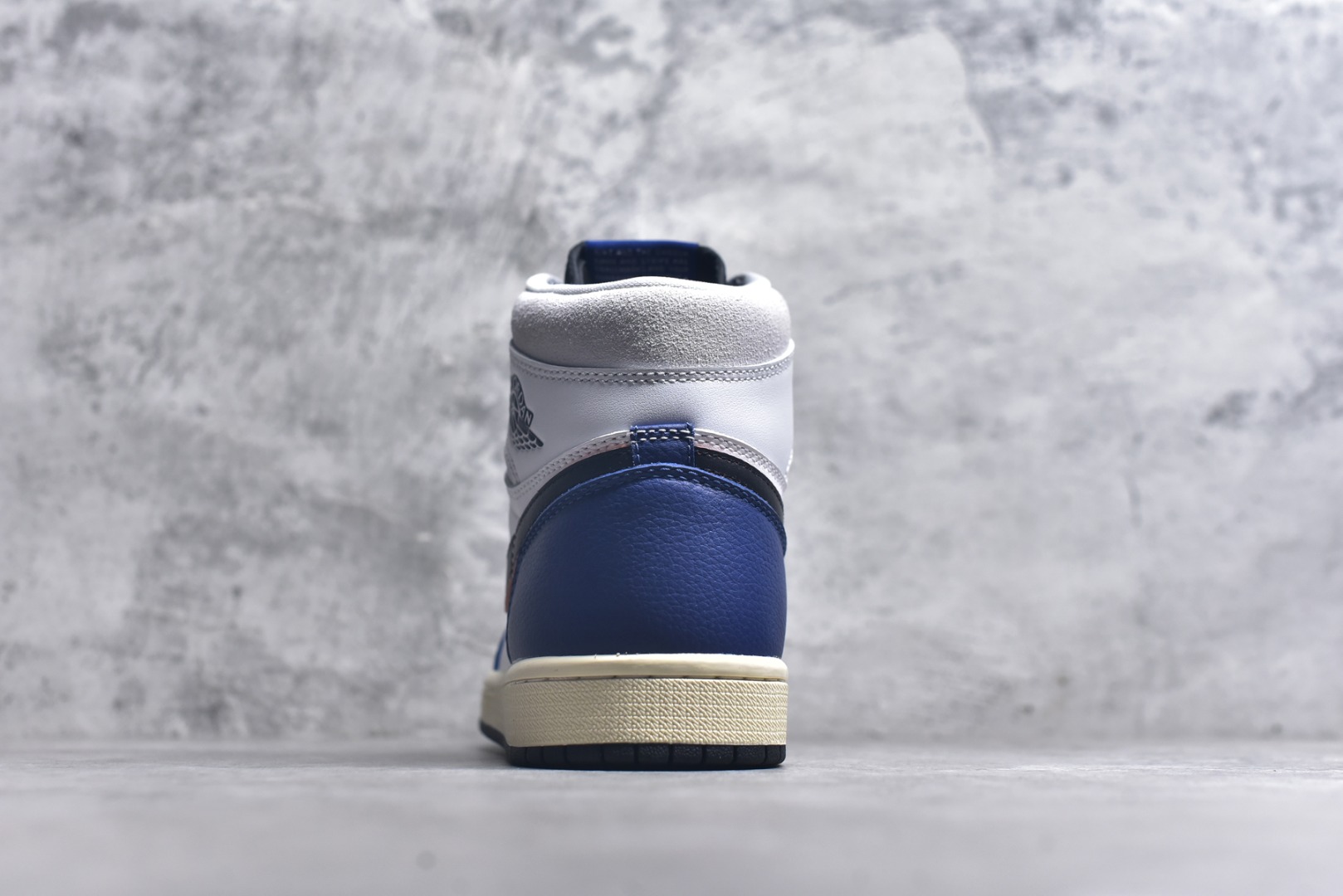 图片[5]-#Air Jordan AJ1 Retro High 高帮 皇家蓝白 DZ5485-100 外贸特供批次 终端控货优势输出 新配色不断更新开发 市场中端王者 全套原纸板楦头开发 确保原汁原味 完美呈现一代版型 一比一鞋头弧度高度鞋身弧度 此版本只针对中端市场 细节品控鞋型随意秒杀市面同价位 鞋型完美 不臃肿别扭 头层皮料加持 用料绝不含糊 进口玻璃冲刀皮料裁剪零毛边 电脑针车工艺 超高鞋面清洁度 最高QC检验标准 控制溢胶瑕疵 原盒原配 飞翼3D高频深度立体 工艺方面大到整体鞋型 漏斗收腰 底线拉帮 LOGO立体程度 小到针眼排布 载片对称 冲孔效果 鞋标规范 鞋垫背胶等等 无一不是口碑收割 每双都是一个回头客 尺码：36 36.5 37.5 38 38.5 39 40 40.5 41 42 42.5 43 44 44.5 45 46 47.5-选品中心