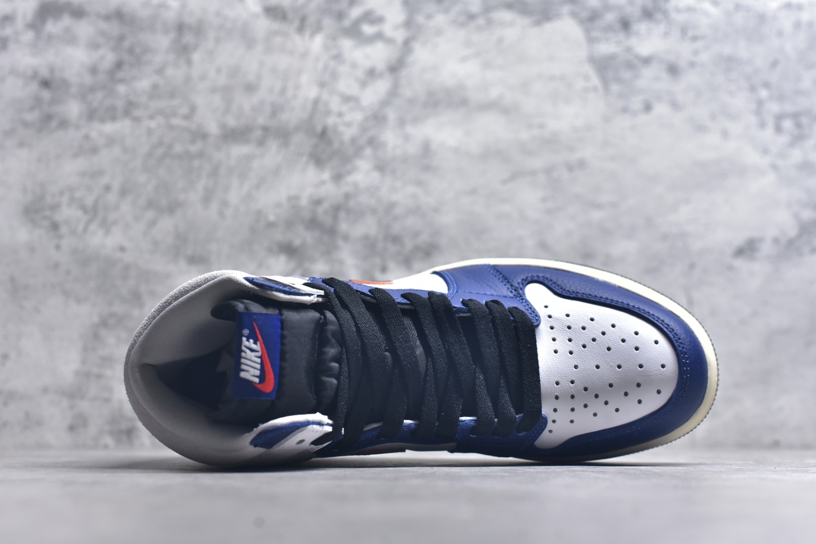 图片[4]-#Air Jordan AJ1 Retro High 高帮 皇家蓝白 DZ5485-100 外贸特供批次 终端控货优势输出 新配色不断更新开发 市场中端王者 全套原纸板楦头开发 确保原汁原味 完美呈现一代版型 一比一鞋头弧度高度鞋身弧度 此版本只针对中端市场 细节品控鞋型随意秒杀市面同价位 鞋型完美 不臃肿别扭 头层皮料加持 用料绝不含糊 进口玻璃冲刀皮料裁剪零毛边 电脑针车工艺 超高鞋面清洁度 最高QC检验标准 控制溢胶瑕疵 原盒原配 飞翼3D高频深度立体 工艺方面大到整体鞋型 漏斗收腰 底线拉帮 LOGO立体程度 小到针眼排布 载片对称 冲孔效果 鞋标规范 鞋垫背胶等等 无一不是口碑收割 每双都是一个回头客 尺码：36 36.5 37.5 38 38.5 39 40 40.5 41 42 42.5 43 44 44.5 45 46 47.5-选品中心