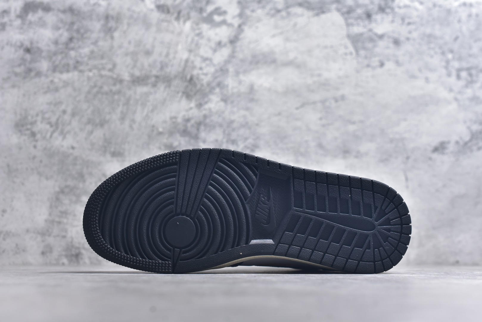 图片[6]-#Air Jordan AJ1 Retro High 高帮 皇家蓝白 DZ5485-100 外贸特供批次 终端控货优势输出 新配色不断更新开发 市场中端王者 全套原纸板楦头开发 确保原汁原味 完美呈现一代版型 一比一鞋头弧度高度鞋身弧度 此版本只针对中端市场 细节品控鞋型随意秒杀市面同价位 鞋型完美 不臃肿别扭 头层皮料加持 用料绝不含糊 进口玻璃冲刀皮料裁剪零毛边 电脑针车工艺 超高鞋面清洁度 最高QC检验标准 控制溢胶瑕疵 原盒原配 飞翼3D高频深度立体 工艺方面大到整体鞋型 漏斗收腰 底线拉帮 LOGO立体程度 小到针眼排布 载片对称 冲孔效果 鞋标规范 鞋垫背胶等等 无一不是口碑收割 每双都是一个回头客 尺码：36 36.5 37.5 38 38.5 39 40 40.5 41 42 42.5 43 44 44.5 45 46 47.5-选品中心