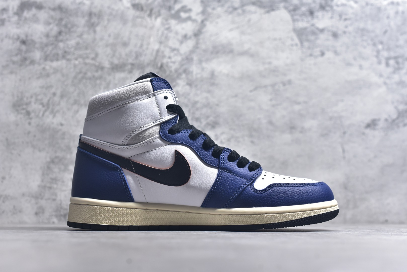 图片[3]-#Air Jordan AJ1 Retro High 高帮 皇家蓝白 DZ5485-100 外贸特供批次 终端控货优势输出 新配色不断更新开发 市场中端王者 全套原纸板楦头开发 确保原汁原味 完美呈现一代版型 一比一鞋头弧度高度鞋身弧度 此版本只针对中端市场 细节品控鞋型随意秒杀市面同价位 鞋型完美 不臃肿别扭 头层皮料加持 用料绝不含糊 进口玻璃冲刀皮料裁剪零毛边 电脑针车工艺 超高鞋面清洁度 最高QC检验标准 控制溢胶瑕疵 原盒原配 飞翼3D高频深度立体 工艺方面大到整体鞋型 漏斗收腰 底线拉帮 LOGO立体程度 小到针眼排布 载片对称 冲孔效果 鞋标规范 鞋垫背胶等等 无一不是口碑收割 每双都是一个回头客 尺码：36 36.5 37.5 38 38.5 39 40 40.5 41 42 42.5 43 44 44.5 45 46 47.5-选品中心