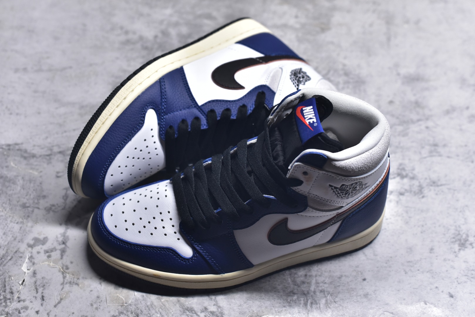 图片[7]-#Air Jordan AJ1 Retro High 高帮 皇家蓝白 DZ5485-100 外贸特供批次 终端控货优势输出 新配色不断更新开发 市场中端王者 全套原纸板楦头开发 确保原汁原味 完美呈现一代版型 一比一鞋头弧度高度鞋身弧度 此版本只针对中端市场 细节品控鞋型随意秒杀市面同价位 鞋型完美 不臃肿别扭 头层皮料加持 用料绝不含糊 进口玻璃冲刀皮料裁剪零毛边 电脑针车工艺 超高鞋面清洁度 最高QC检验标准 控制溢胶瑕疵 原盒原配 飞翼3D高频深度立体 工艺方面大到整体鞋型 漏斗收腰 底线拉帮 LOGO立体程度 小到针眼排布 载片对称 冲孔效果 鞋标规范 鞋垫背胶等等 无一不是口碑收割 每双都是一个回头客 尺码：36 36.5 37.5 38 38.5 39 40 40.5 41 42 42.5 43 44 44.5 45 46 47.5-选品中心