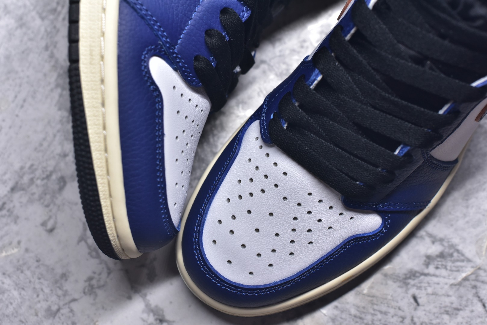 图片[8]-#Air Jordan AJ1 Retro High 高帮 皇家蓝白 DZ5485-100 外贸特供批次 终端控货优势输出 新配色不断更新开发 市场中端王者 全套原纸板楦头开发 确保原汁原味 完美呈现一代版型 一比一鞋头弧度高度鞋身弧度 此版本只针对中端市场 细节品控鞋型随意秒杀市面同价位 鞋型完美 不臃肿别扭 头层皮料加持 用料绝不含糊 进口玻璃冲刀皮料裁剪零毛边 电脑针车工艺 超高鞋面清洁度 最高QC检验标准 控制溢胶瑕疵 原盒原配 飞翼3D高频深度立体 工艺方面大到整体鞋型 漏斗收腰 底线拉帮 LOGO立体程度 小到针眼排布 载片对称 冲孔效果 鞋标规范 鞋垫背胶等等 无一不是口碑收割 每双都是一个回头客 尺码：36 36.5 37.5 38 38.5 39 40 40.5 41 42 42.5 43 44 44.5 45 46 47.5-选品中心